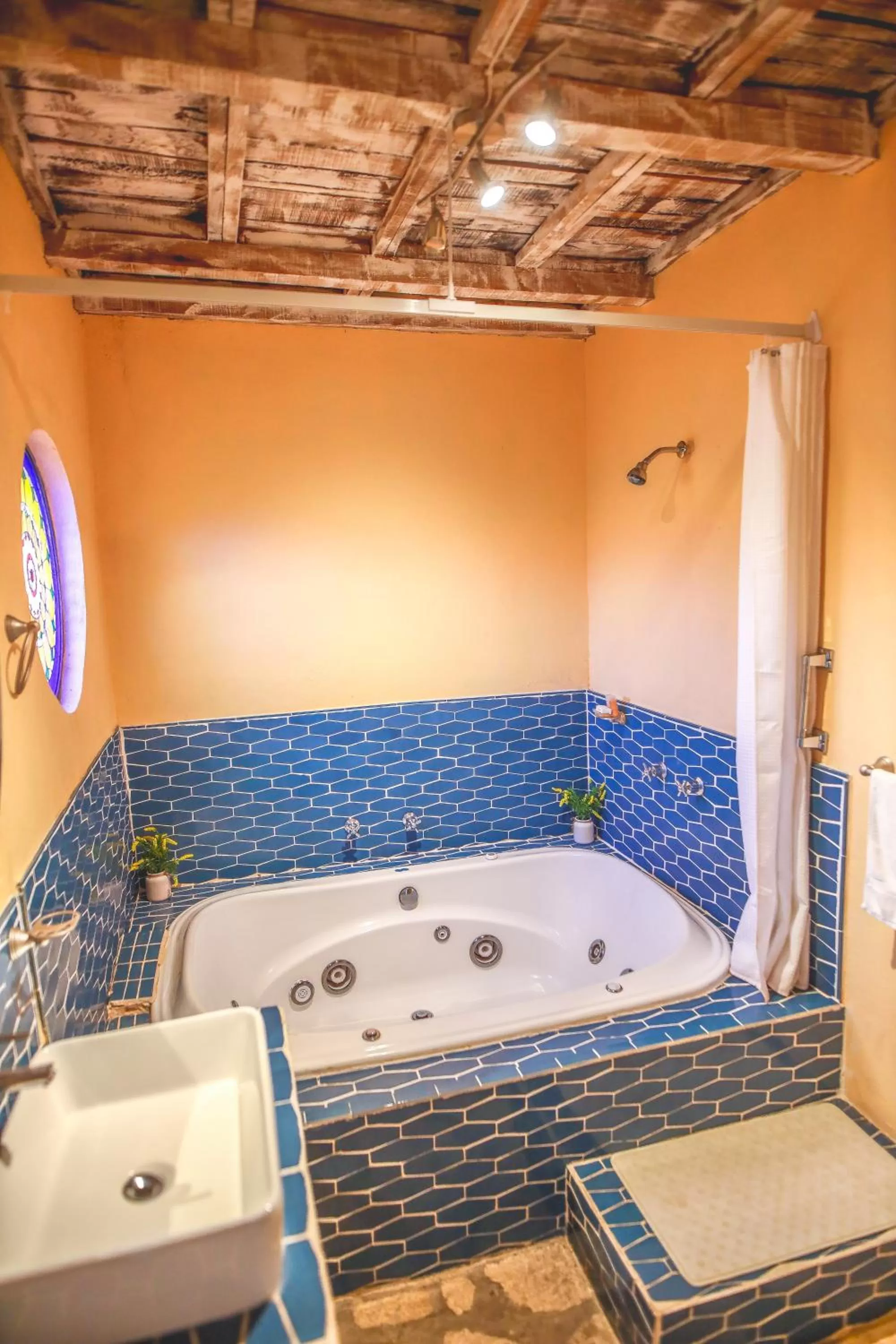 Bath in View Hotel Boutique