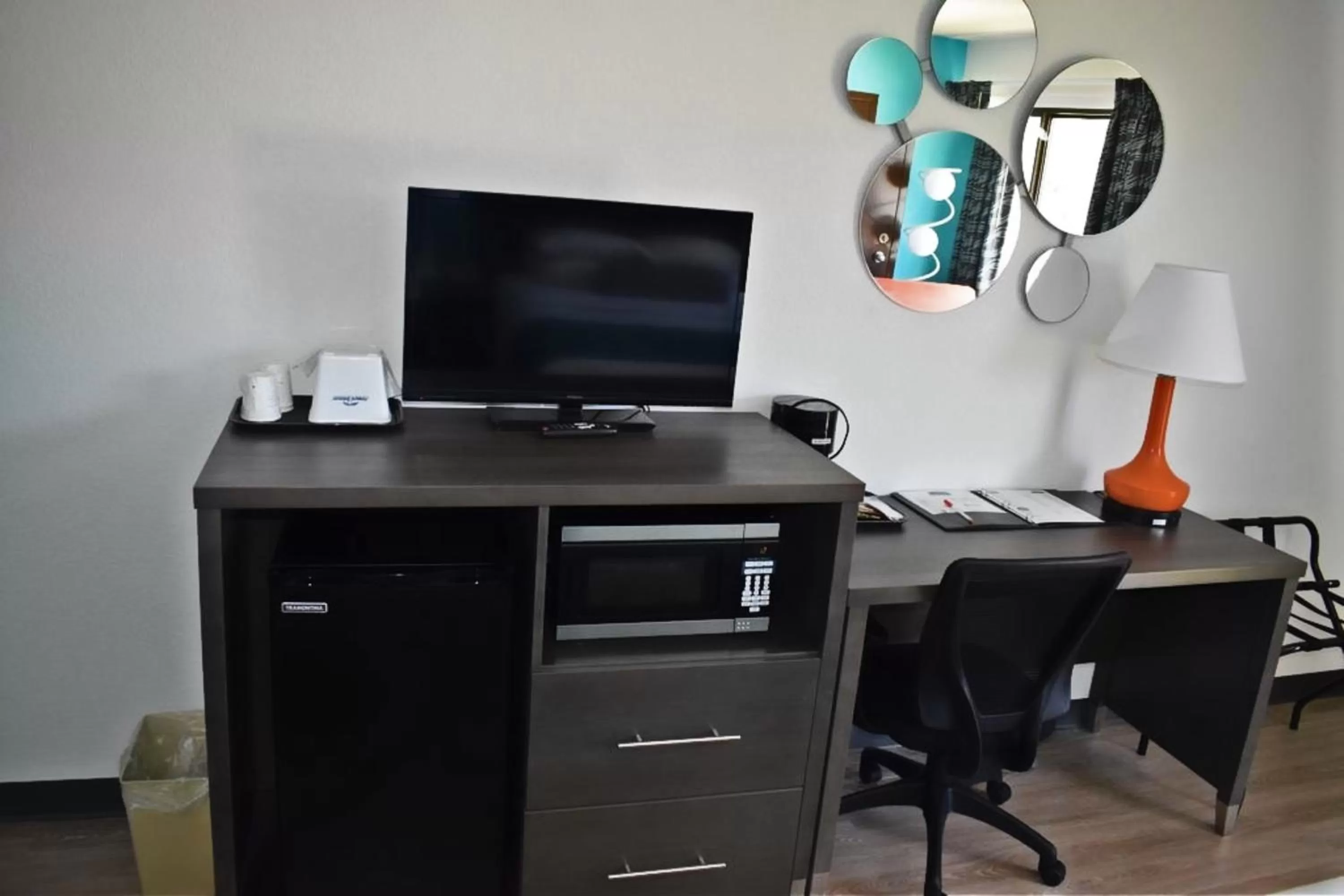 TV and multimedia in Howard Johnson by Wyndham Beaufort/Parris Island