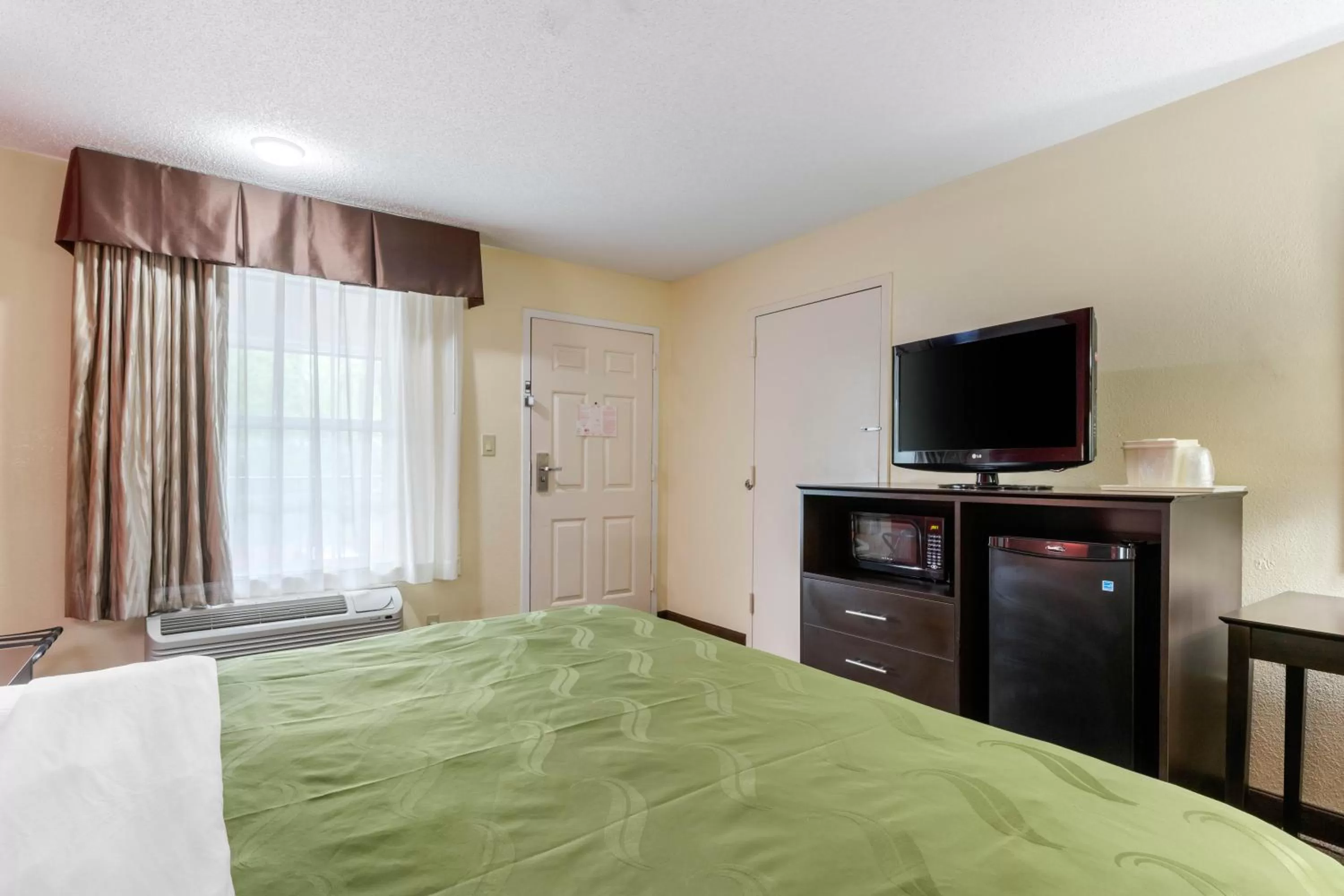 Bed in Quality Inn & Suites Lexington