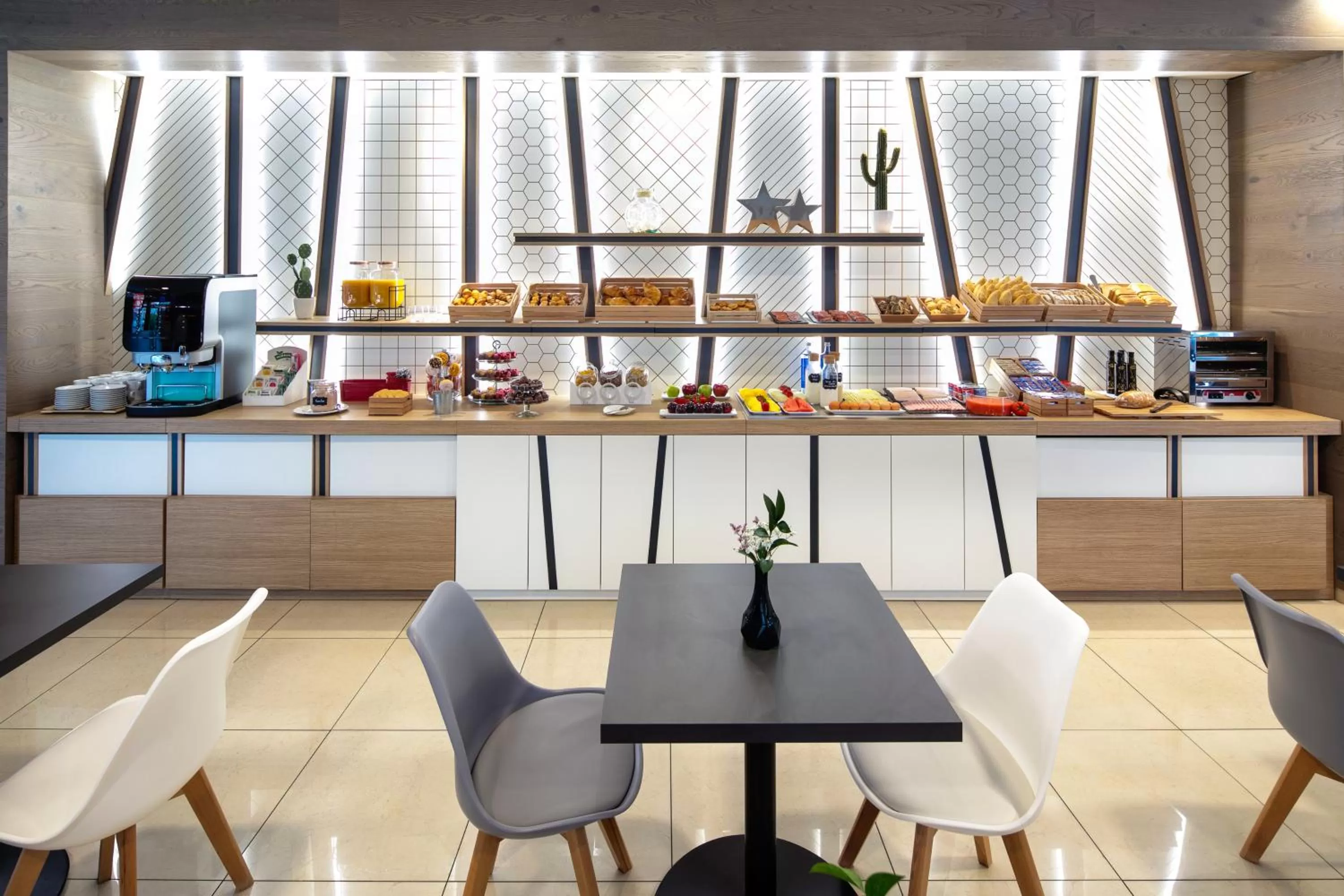 Restaurant/places to eat in Ibis Styles A Coruna