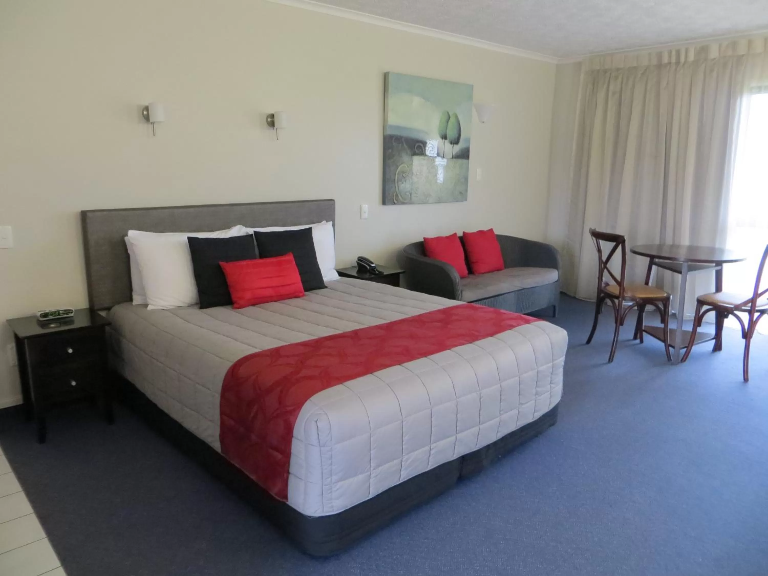 Living room, Bed in Harbour View Motel on Ahuriri Beach in Napier NZ with sea view suites