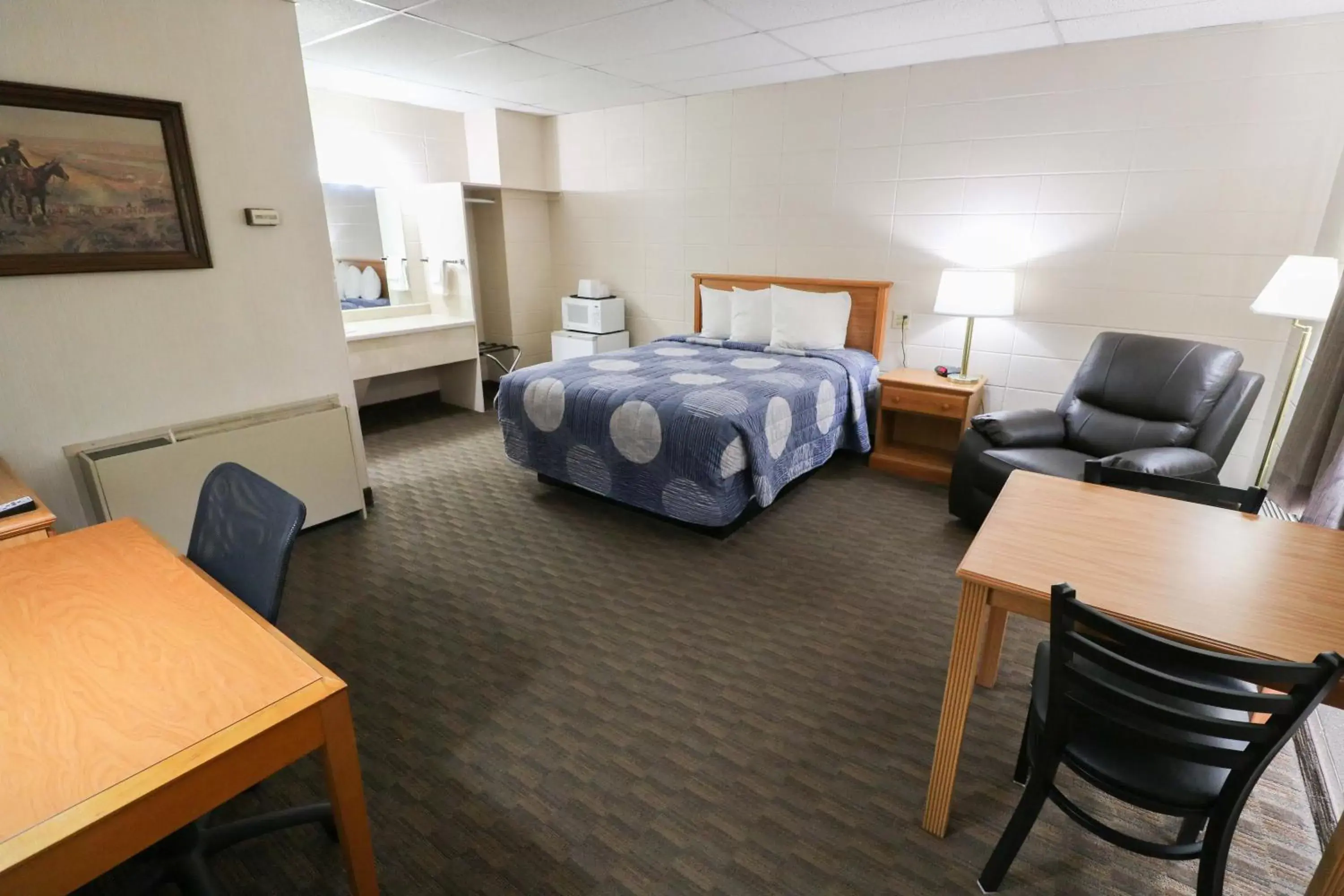 Deluxe Queen Suite - single occupancy in Bear Lodge Motel Deluxe Queen Suite - single occupancy in Bear Lodge Motel