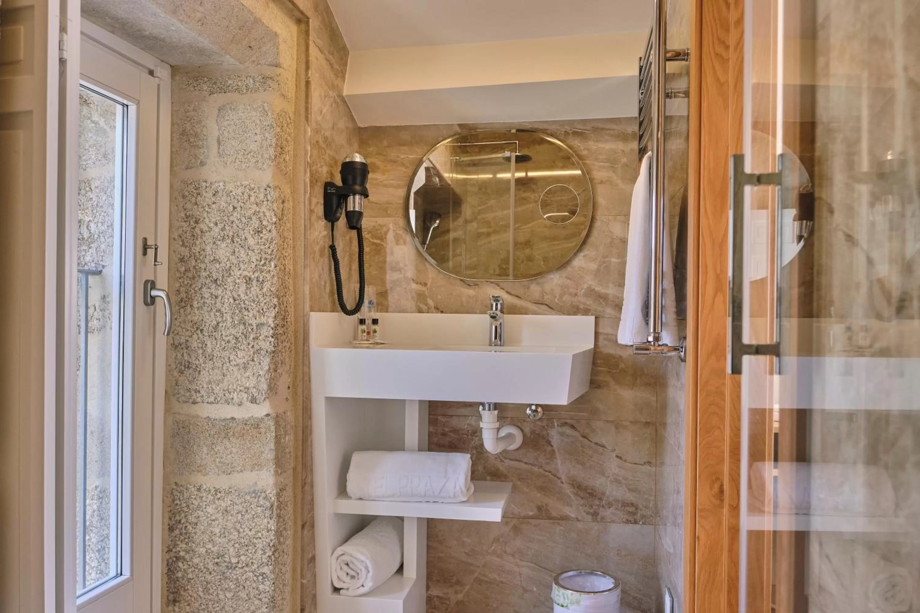 Shower in Hotel Praza Quintana