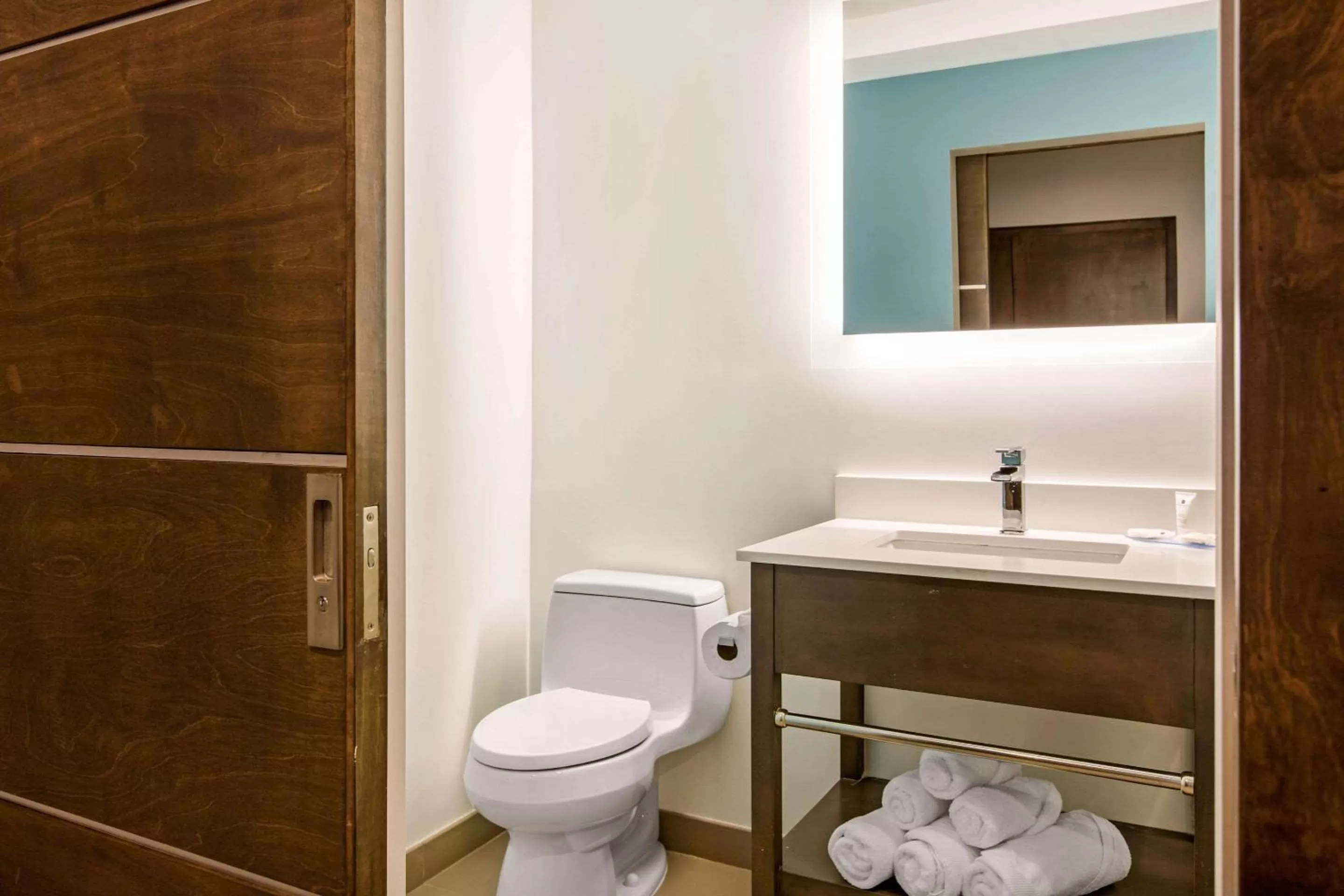 Photo of the whole room in The Cove Hotel