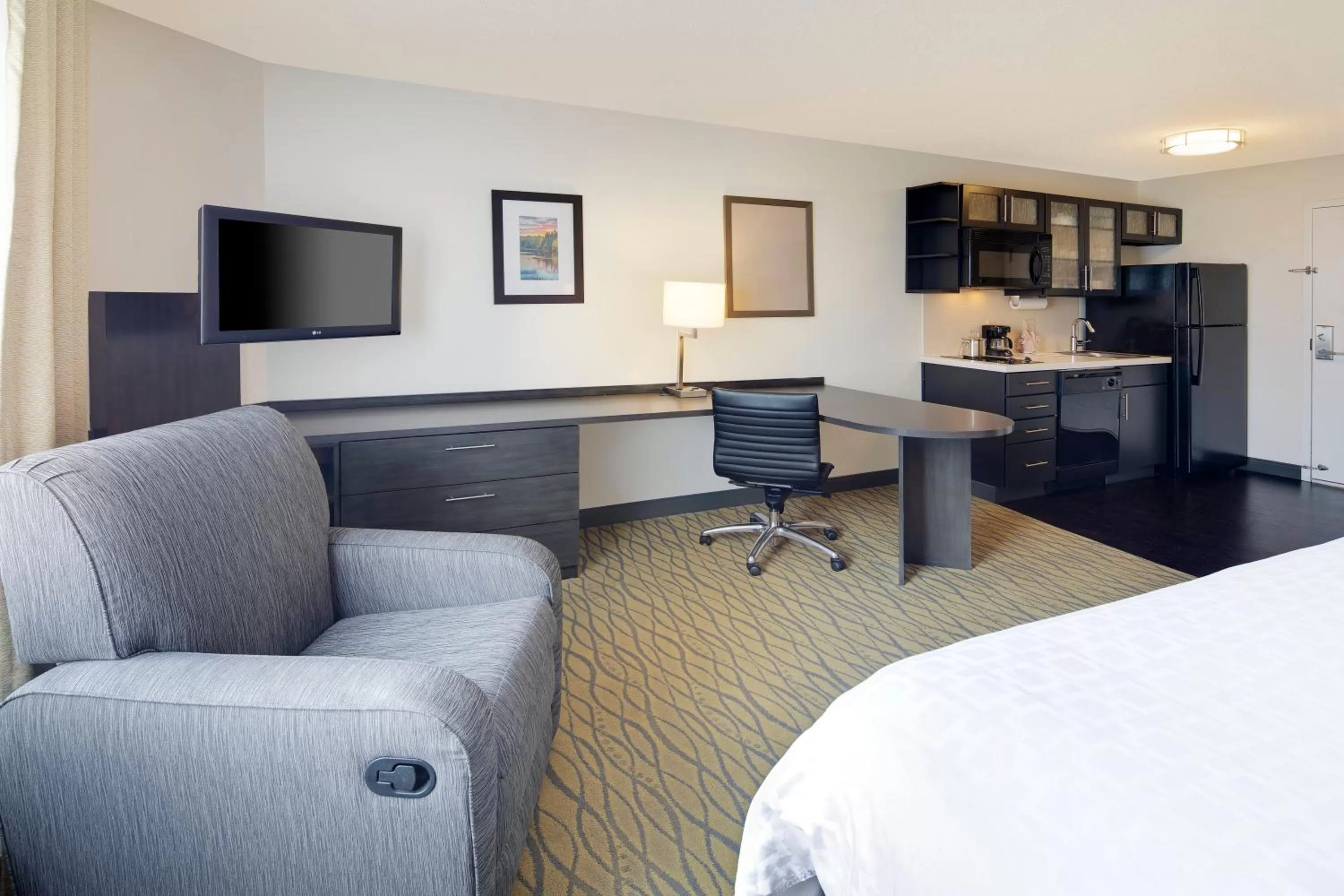 Photo of the whole room, Bed in Candlewood Suites Rogers-Bentonville by IHG