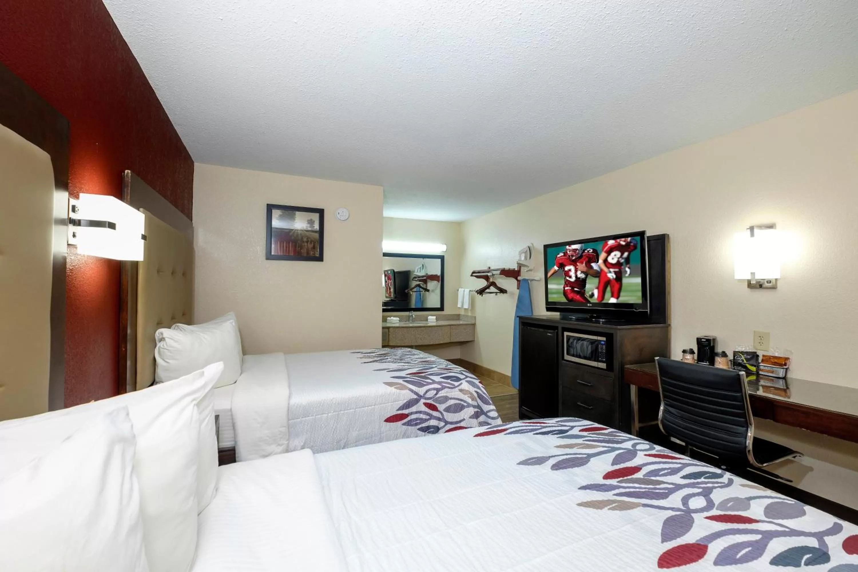 Bedroom, Bed in Red Roof Inn Columbus, MS