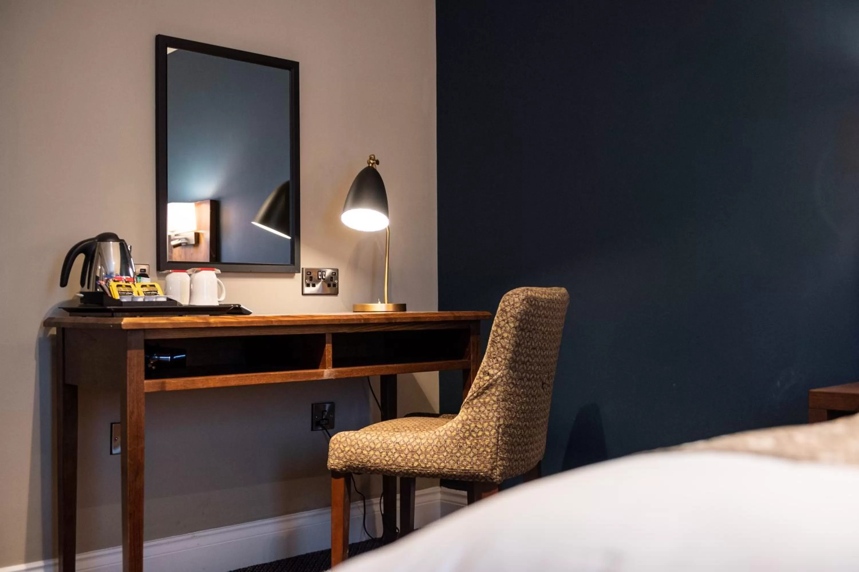 Coffee/tea facilities, Bed in Toby Carvery Strathclyde, M74 J6 by Innkeeper's Collection