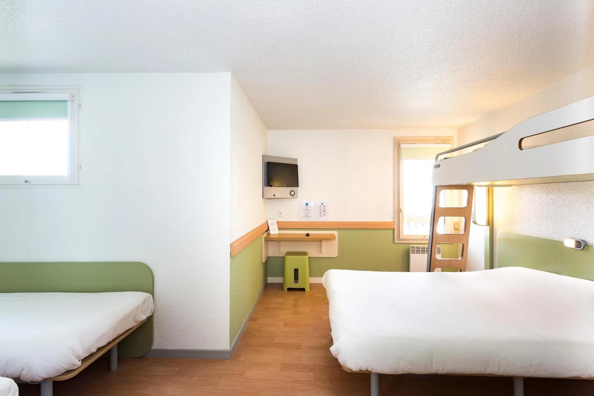 Bedroom, Bed in ibis budget Quimper