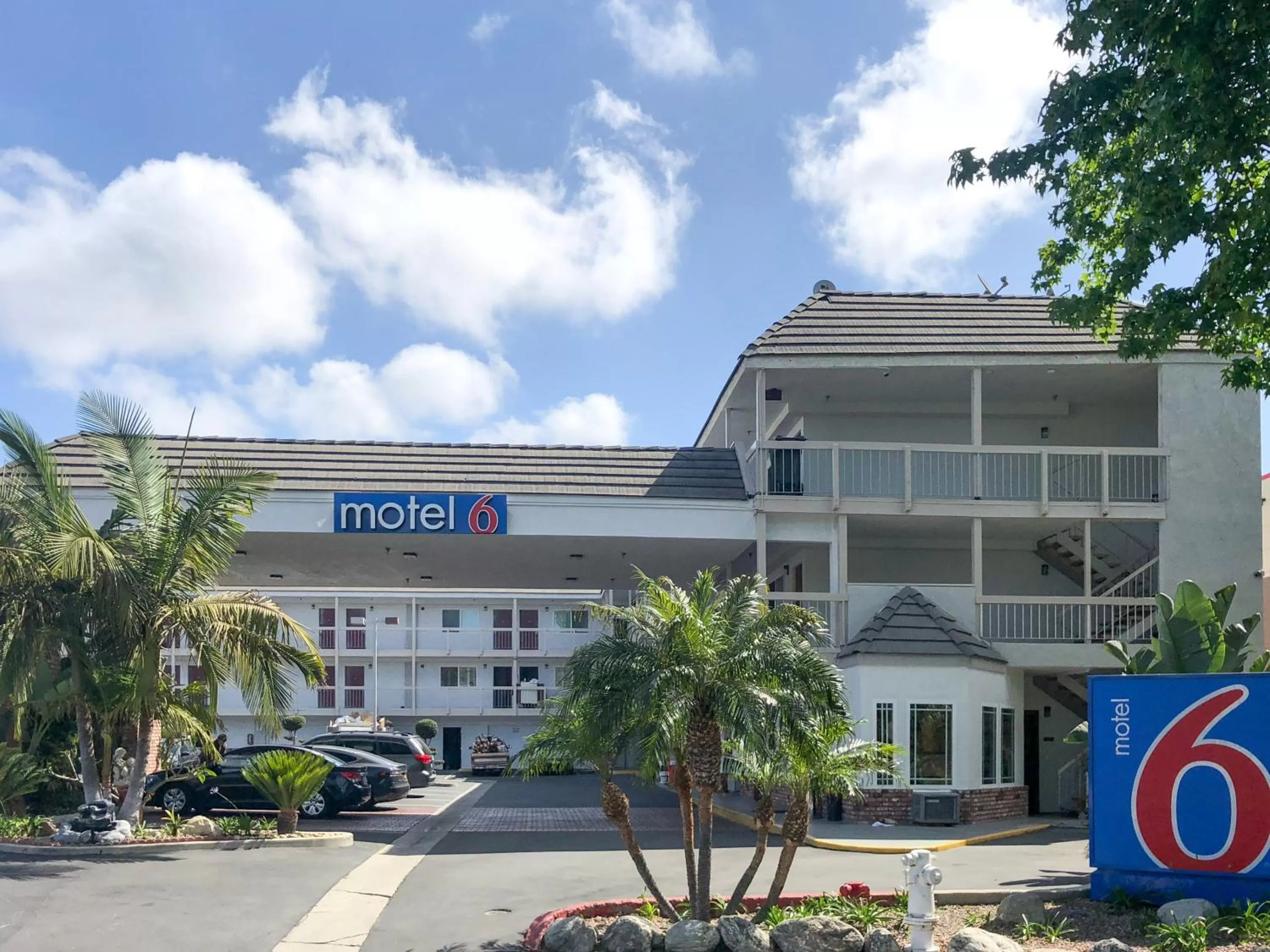 Facade/entrance in Motel 6-Fountain Valley, CA - Huntington Beach Area