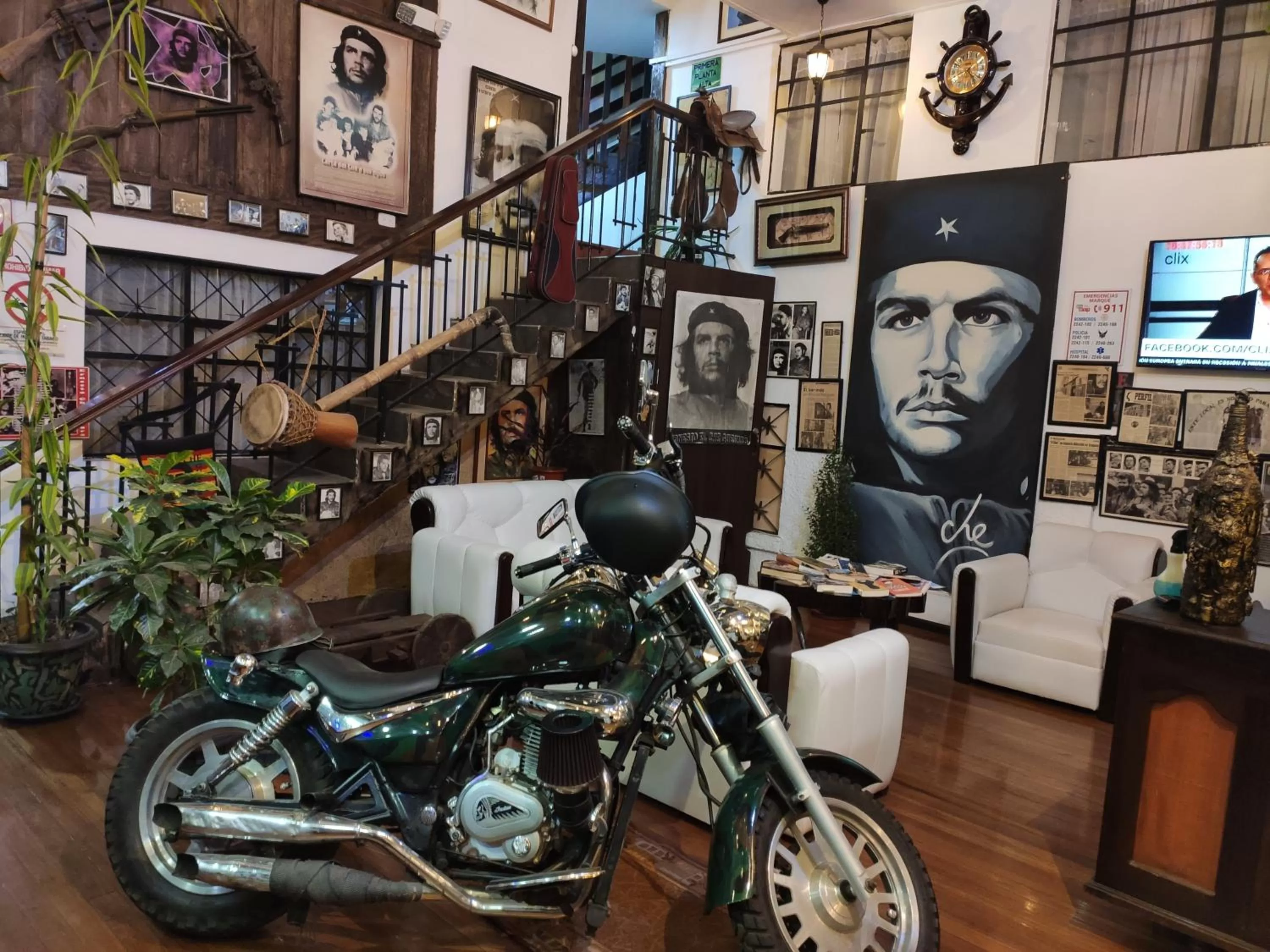 Biking in Hotel el Che No apto para corruptos