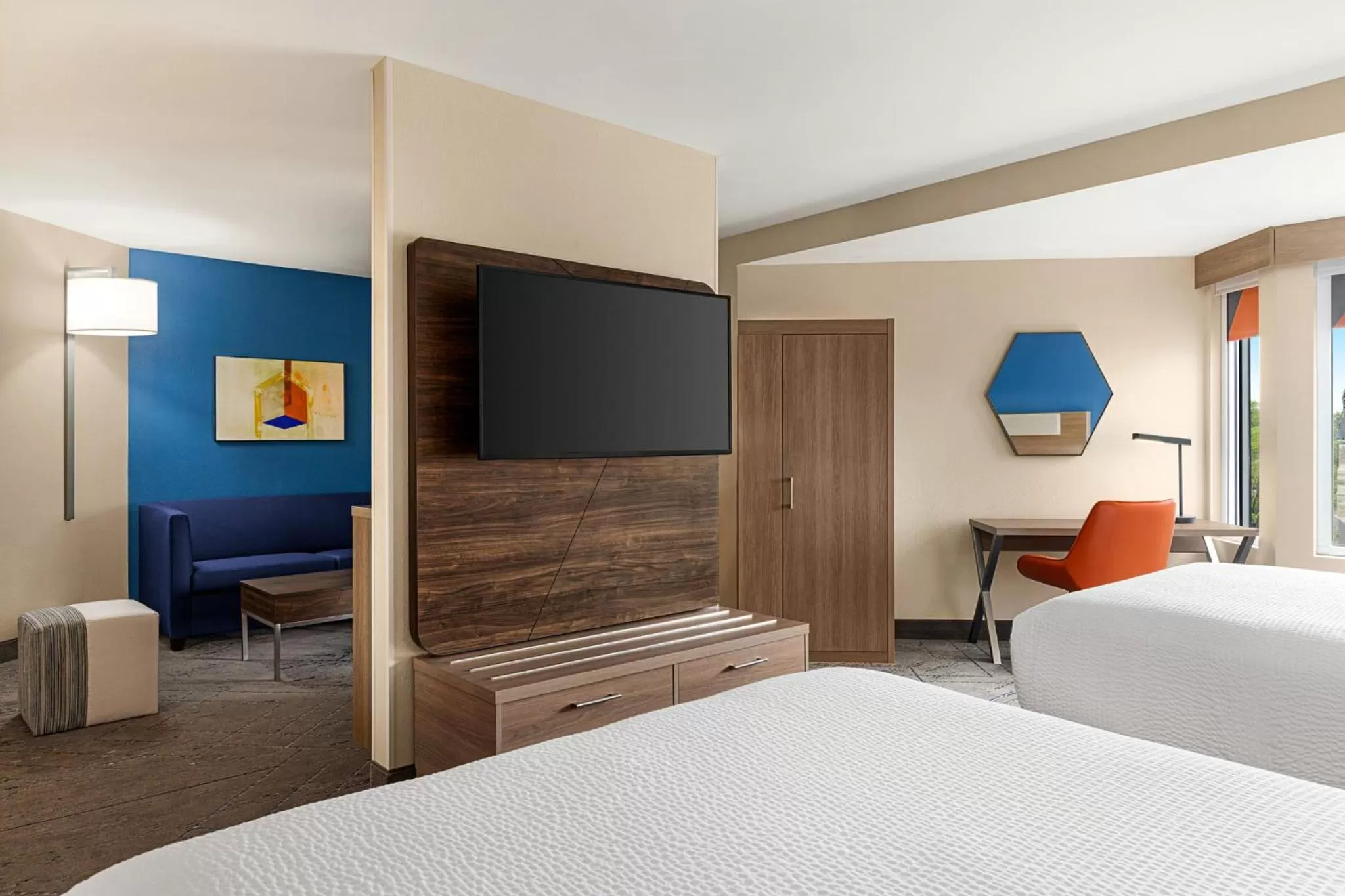 Photo of the whole room, Bed in Holiday Inn Express & Suites Evansville Downtown by IHG