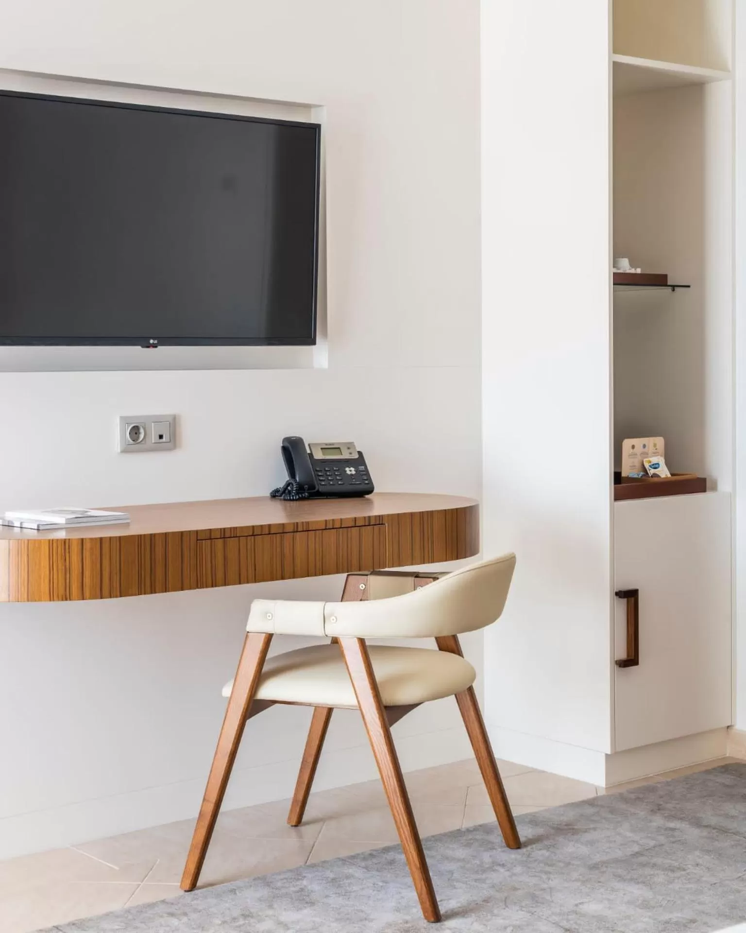 TV and multimedia in Regency Salgados Hotel & Spa