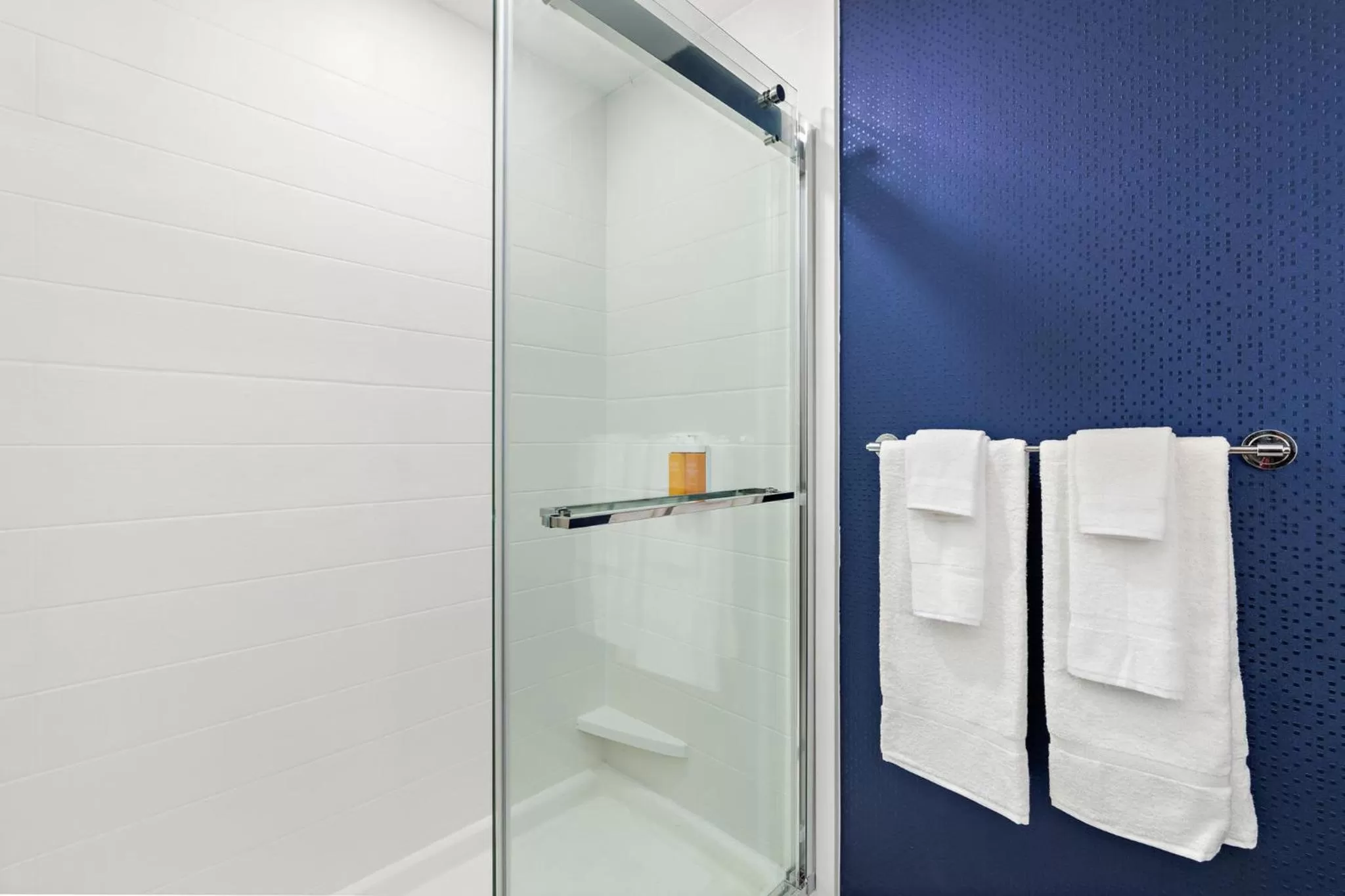 Bathroom in Holiday Inn Express Kansas City North Parkville by IHG