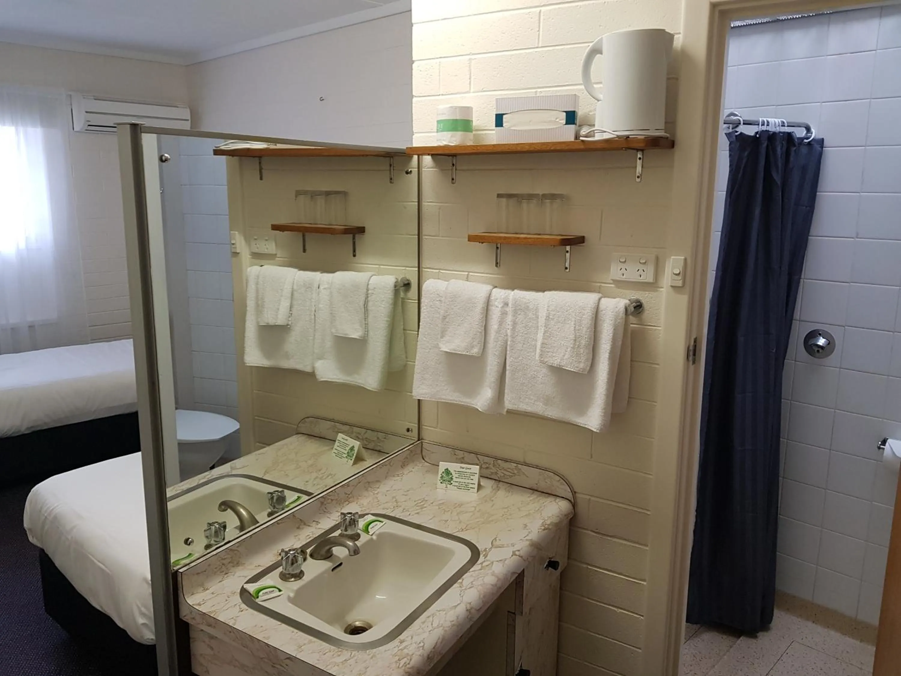 Bathroom, Bed in Morphett Arms Hotel