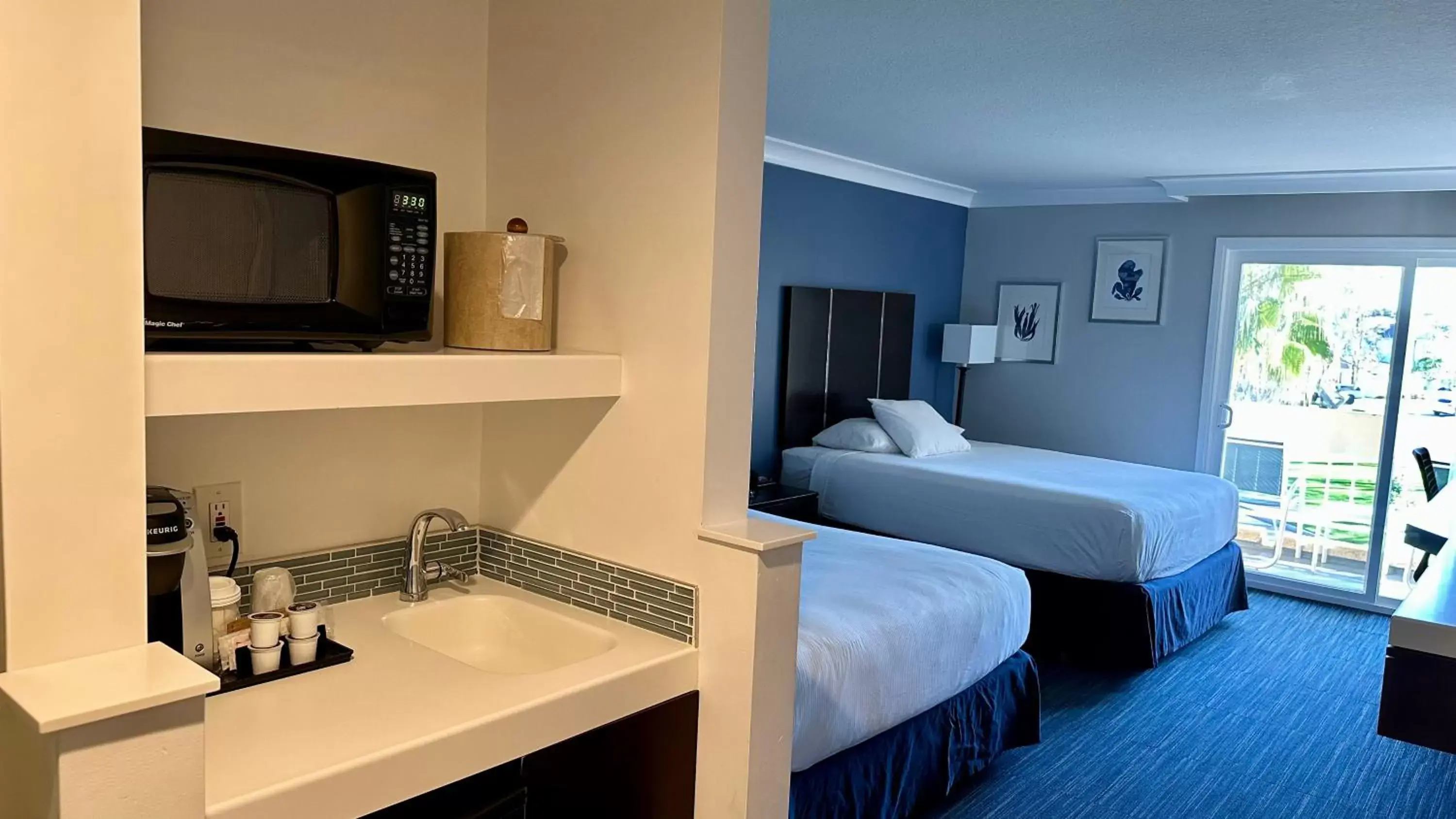 Executive Two Queen Jacuzzi Room with Balcony in The Pacific Inn Executive Two Queen Jacuzzi Room with Balcony in The Pacific Inn