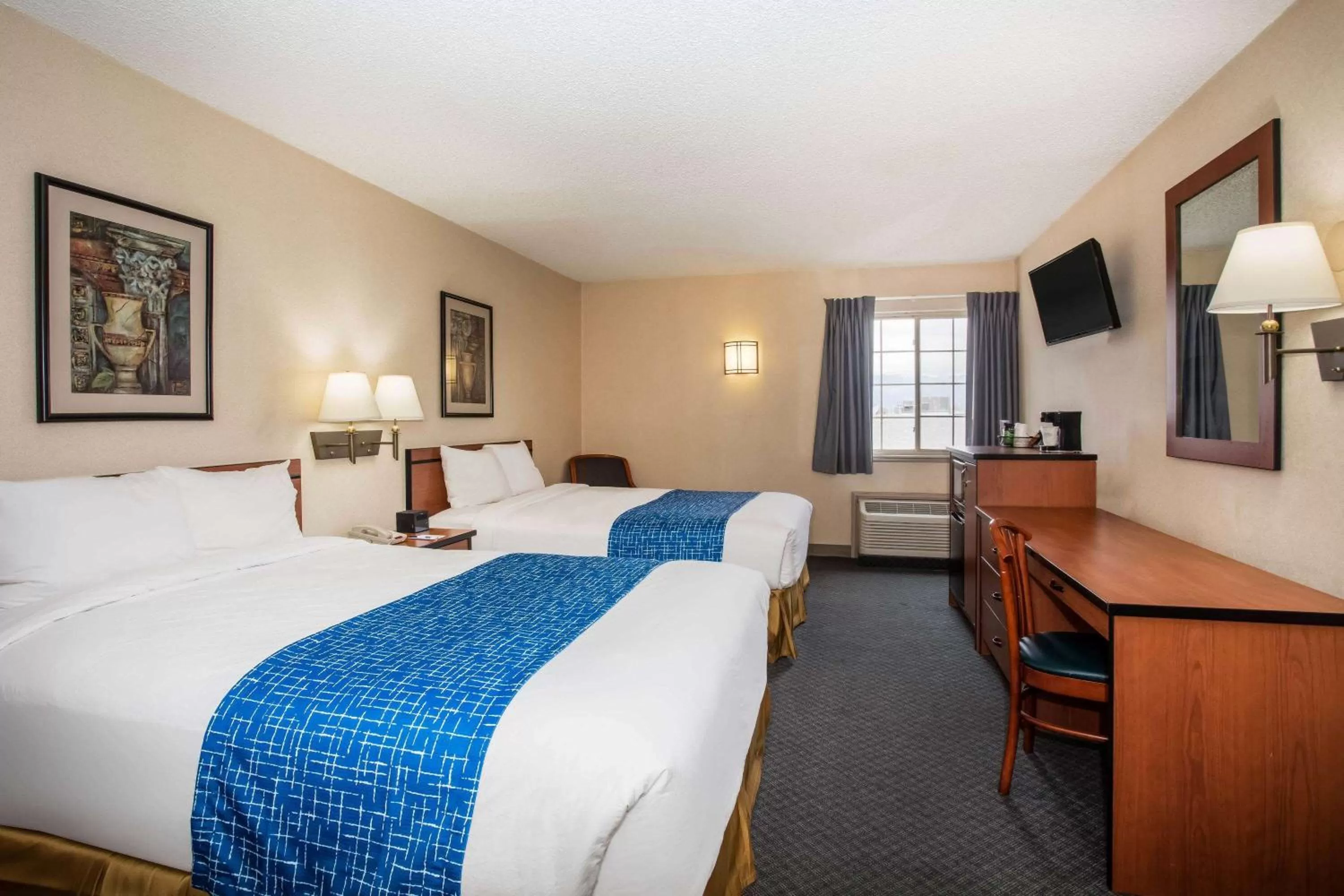 Photo of the whole room, Bed in Travelodge by Wyndham Colorado Springs Airport - Peterson SFB