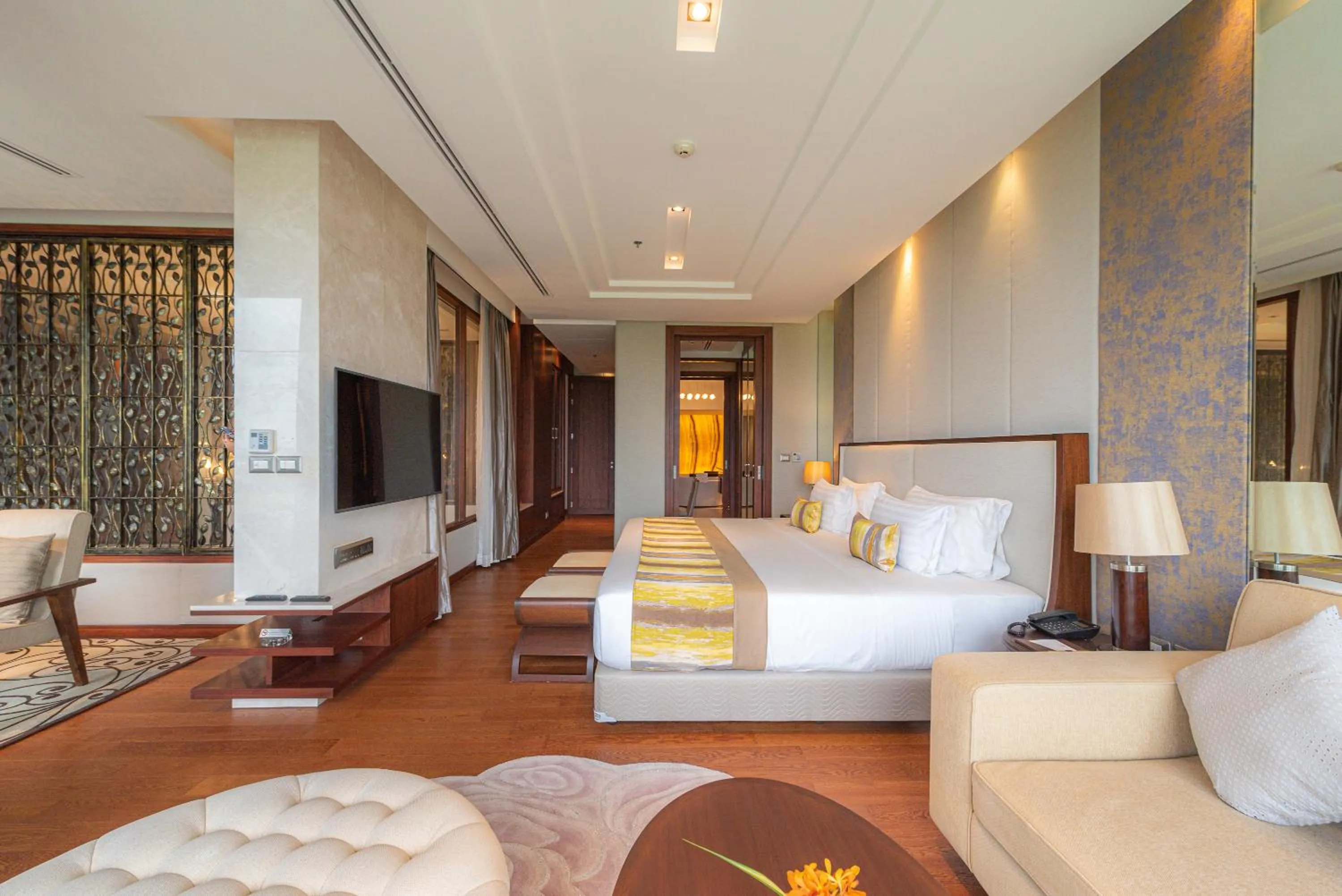 Bedroom, Bed in Summit Windmill Golf Suite Hotel at Suvarnabhumi