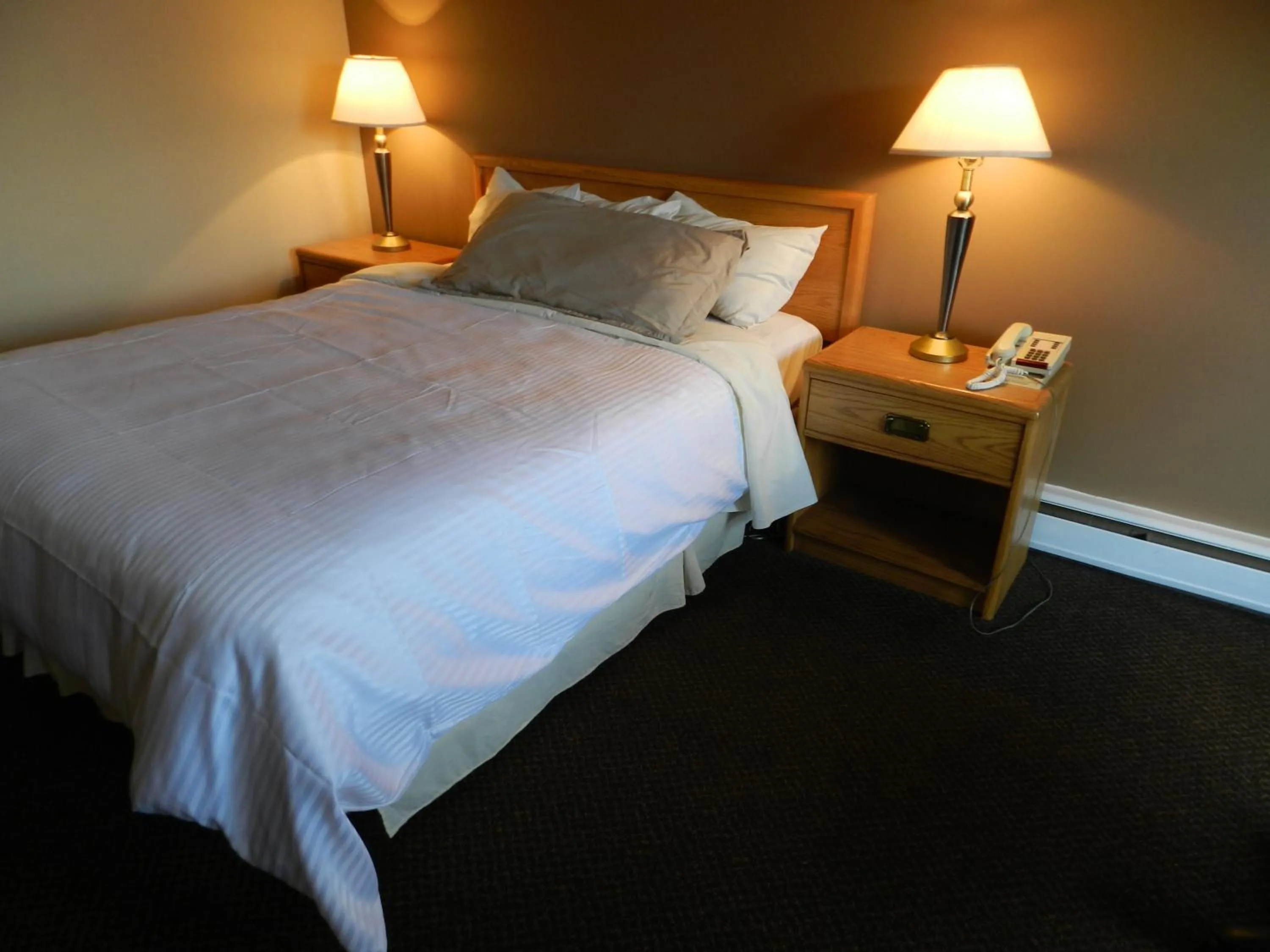 Bed in Kings Inn Near the Falls