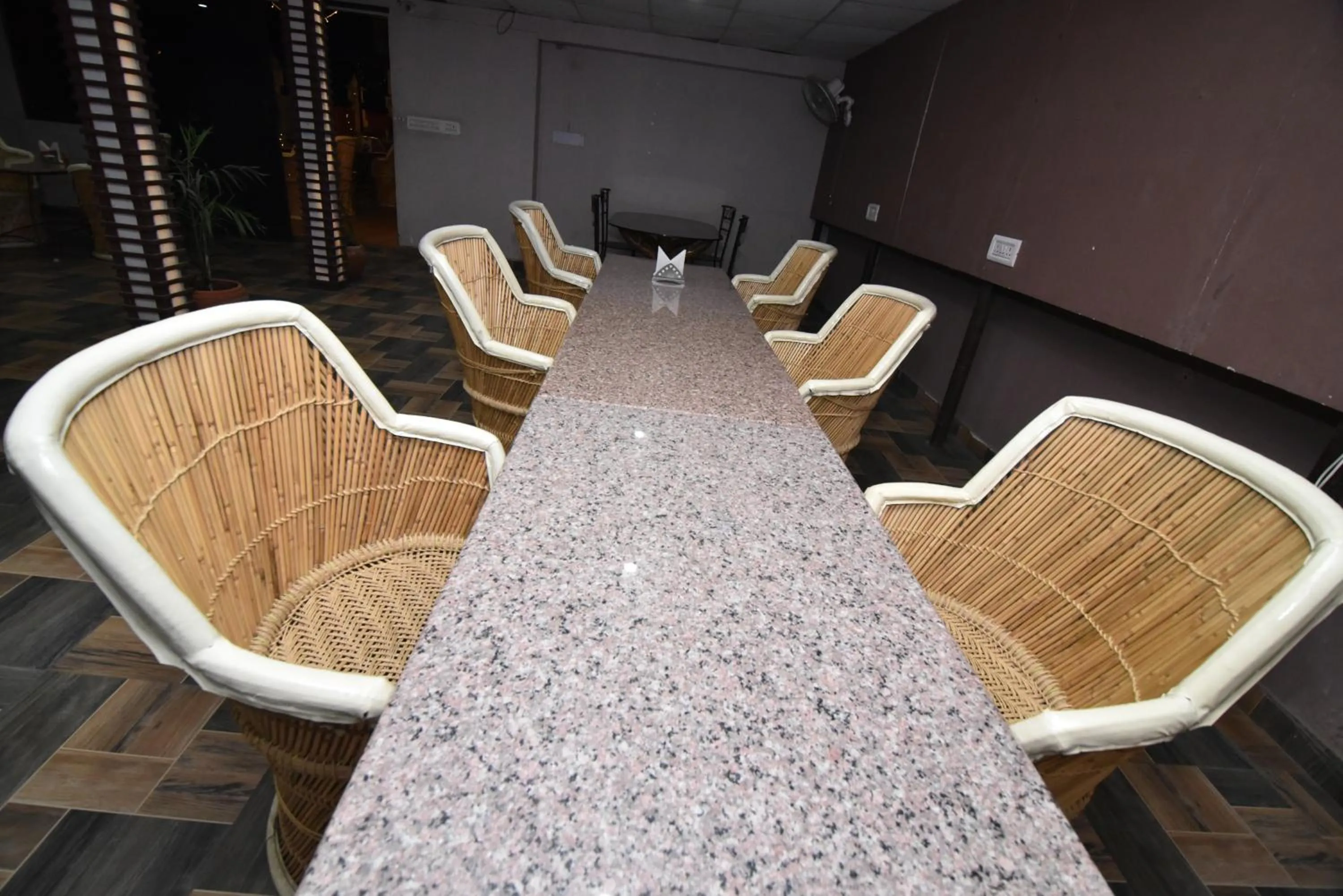 Restaurant/places to eat in Hotel Vaishnavi