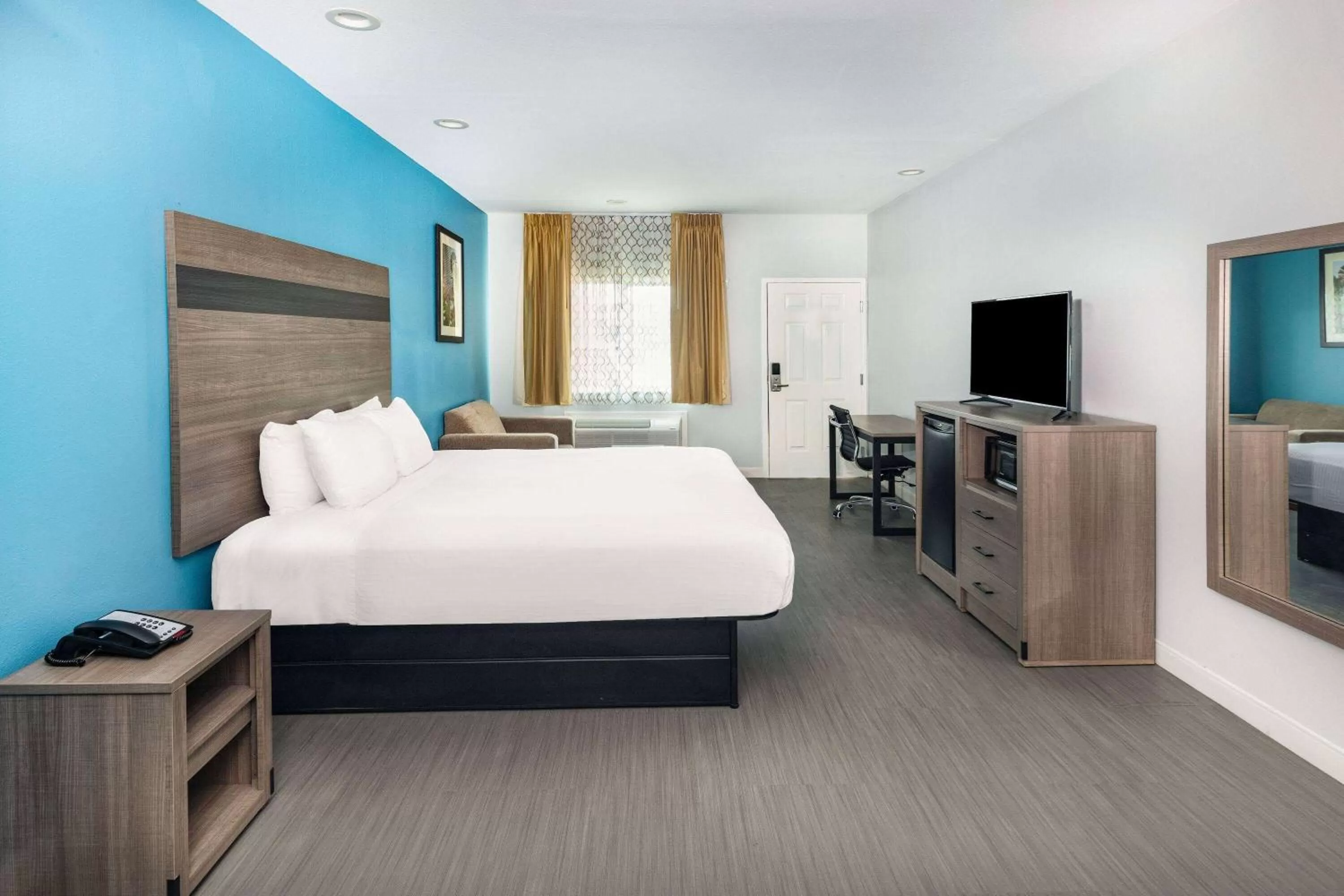 Photo of the whole room, Bed in Baymont by Wyndham Freeport Texas