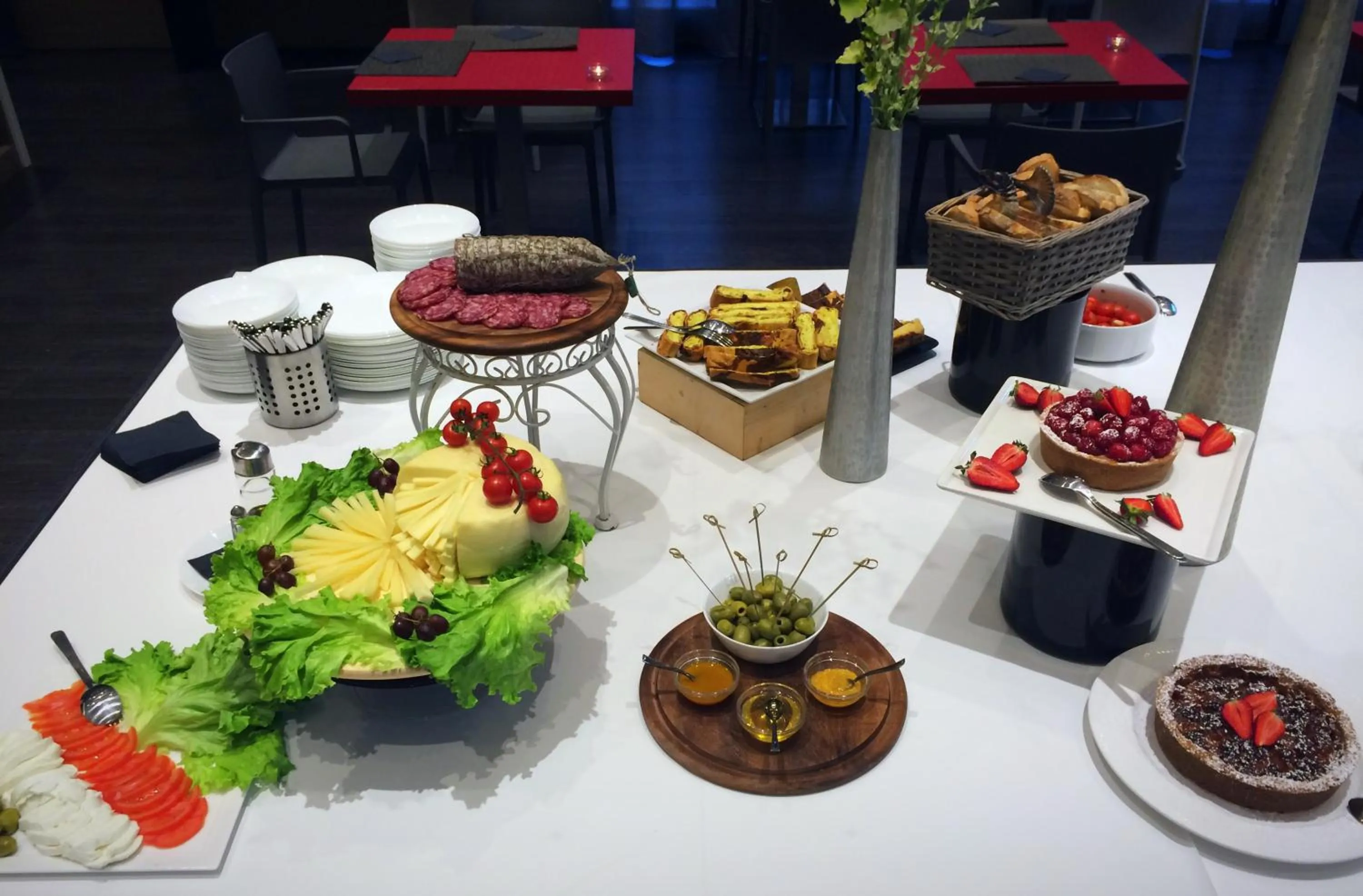 Restaurant/places to eat in Hotel Forum