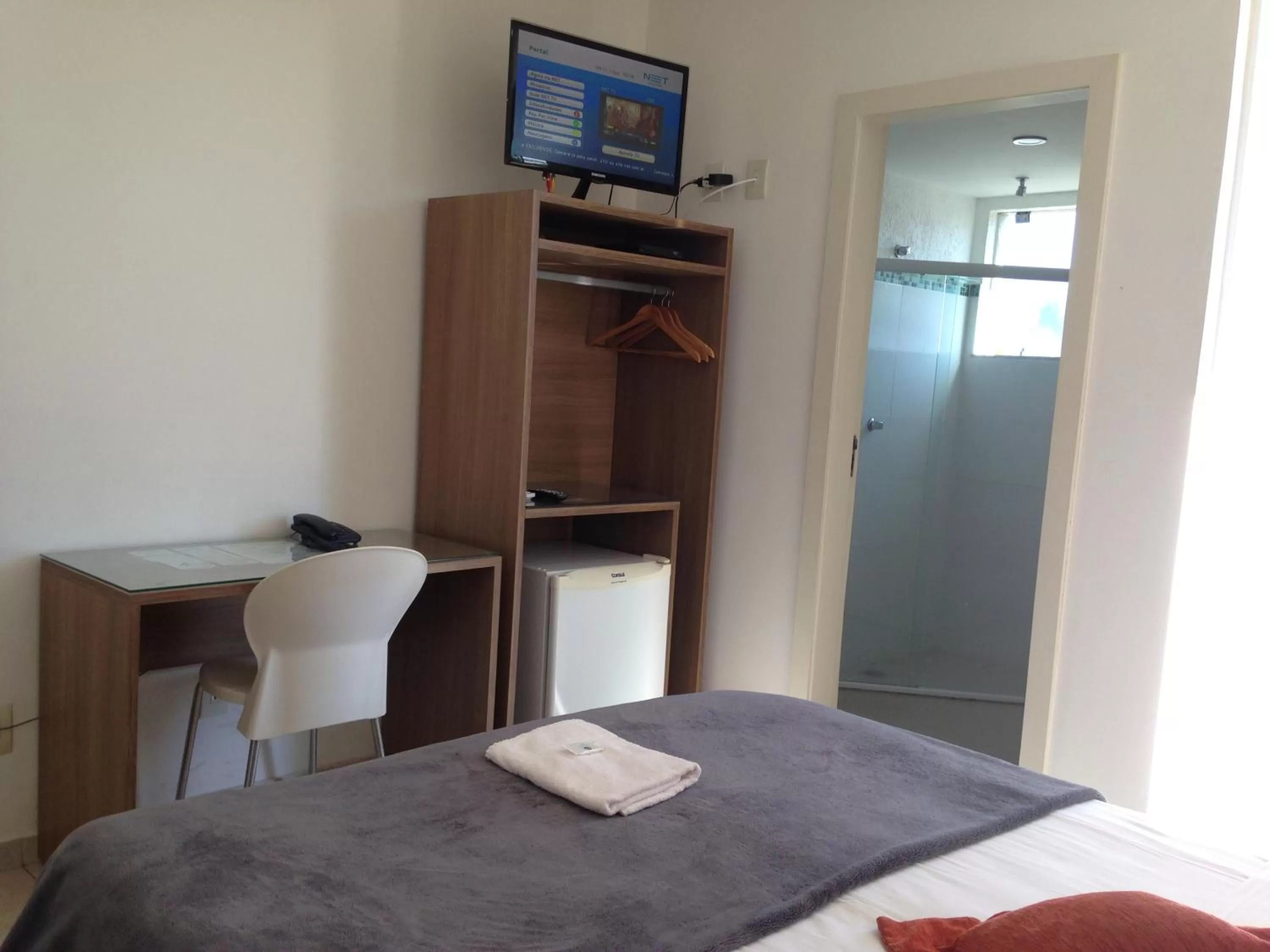 Photo of the whole room, TV/Entertainment Center in Camboinhas Beach Pousada