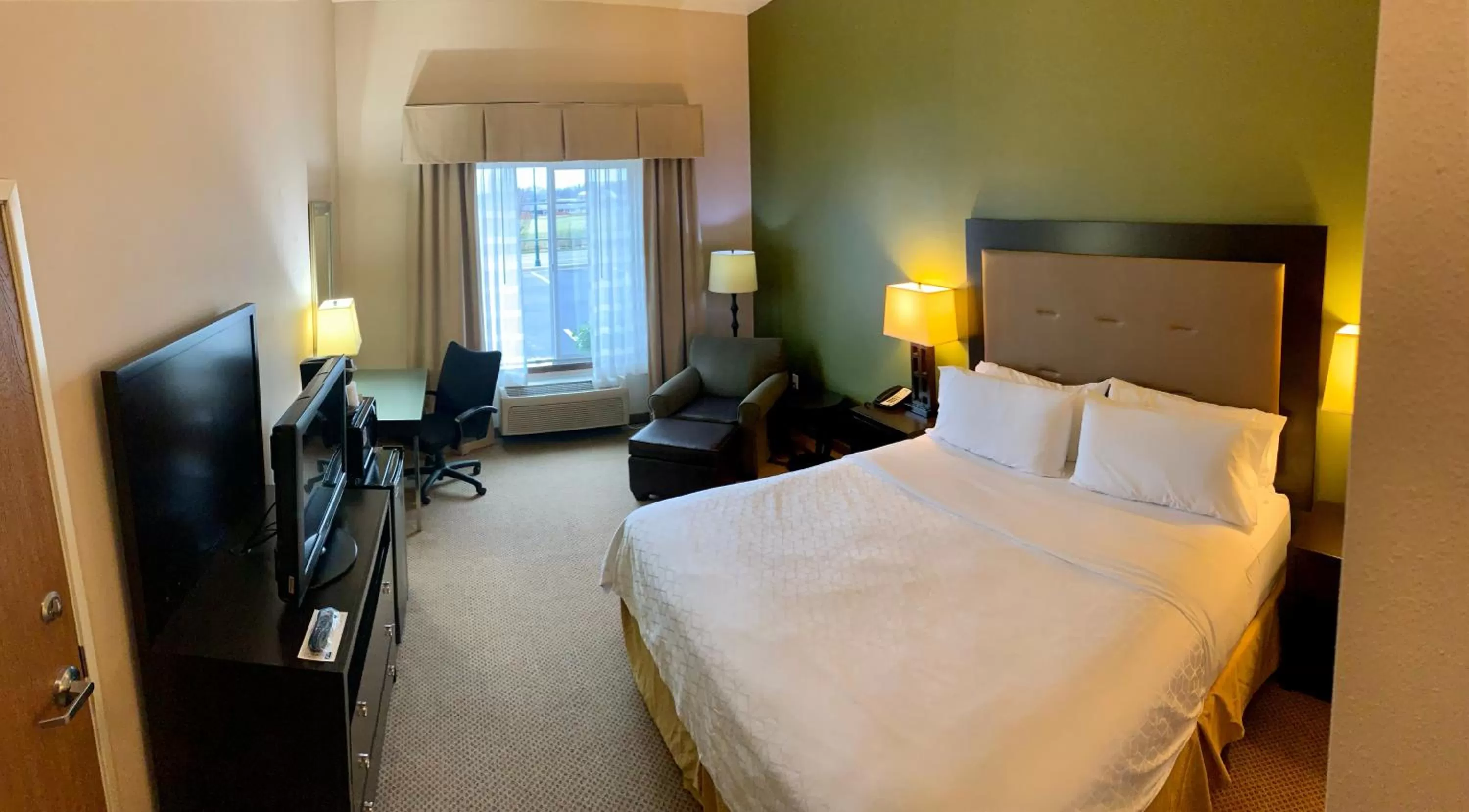 Photo of the whole room, Bed in Holiday Inn Express Hotel & Suites North Sequim by IHG