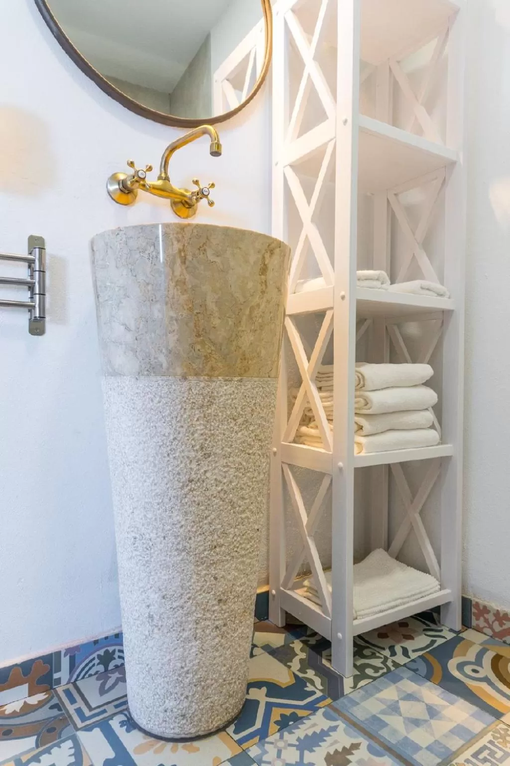 Bathroom, Bed in Blancos Rooms Hotel