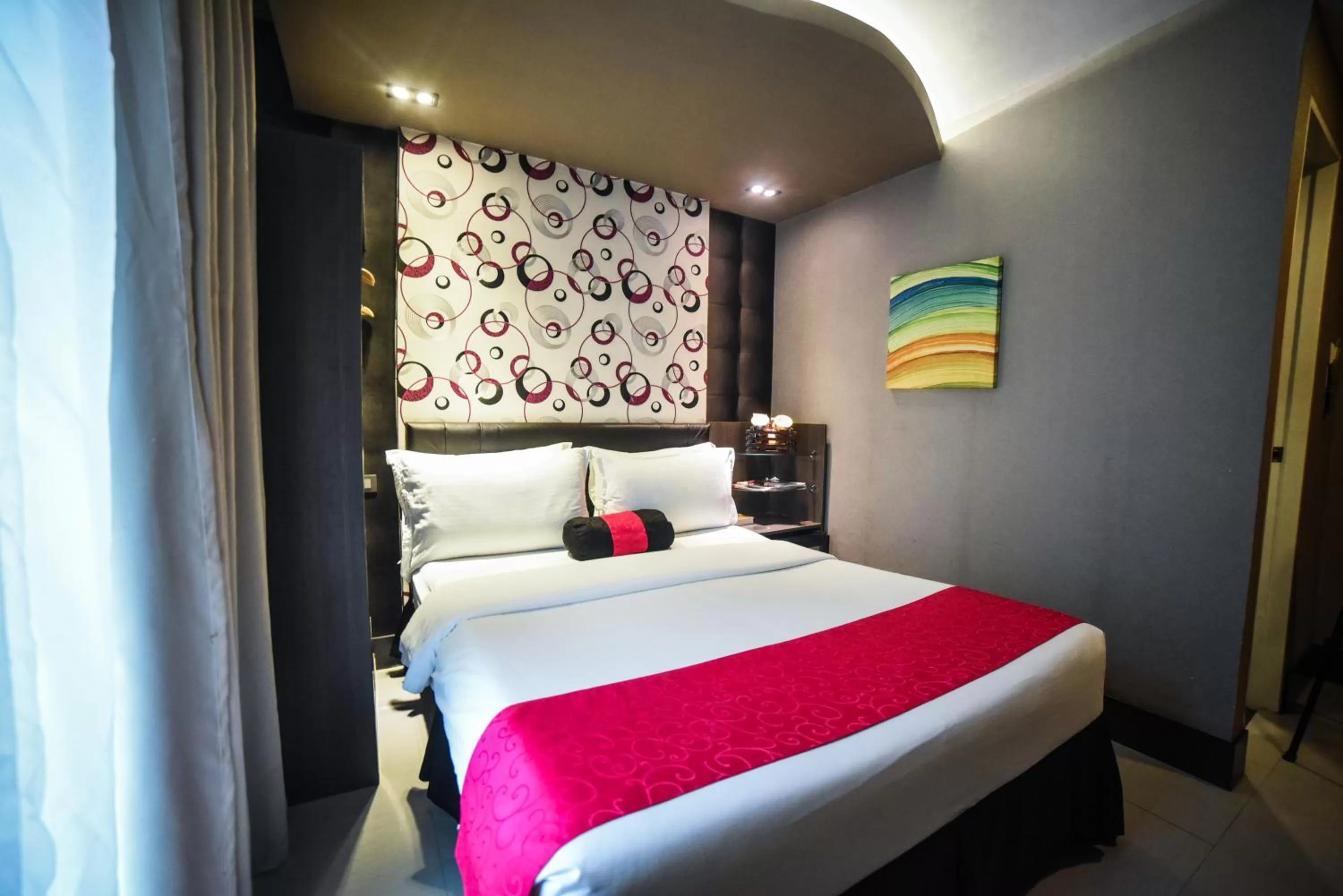 Photo of the whole room, Bed in Eloisa Royal Suites