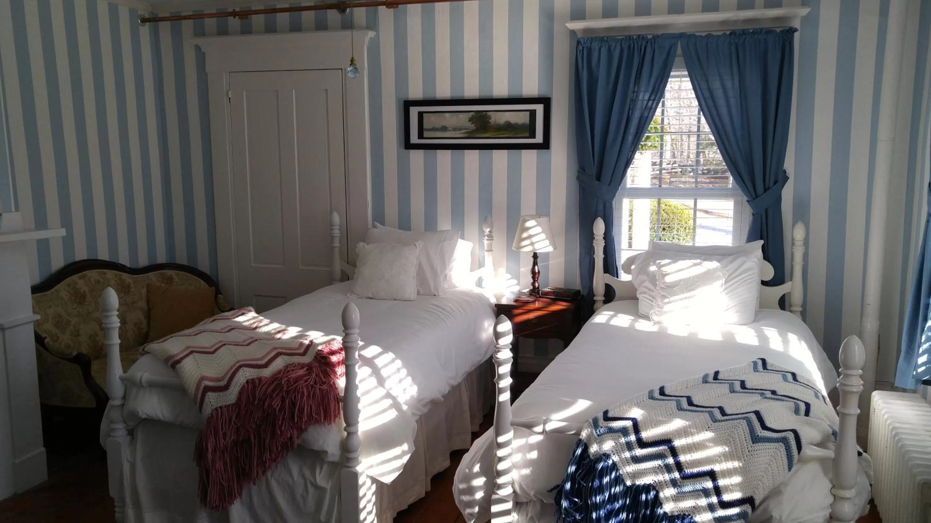 Day, Bed in Benjamin Prescott Inn