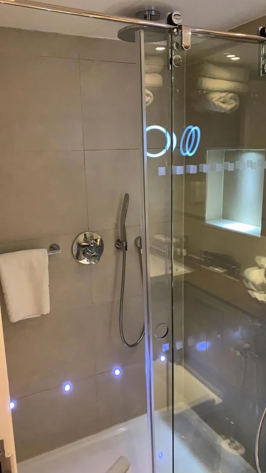 Shower in Blakemore Hyde Park