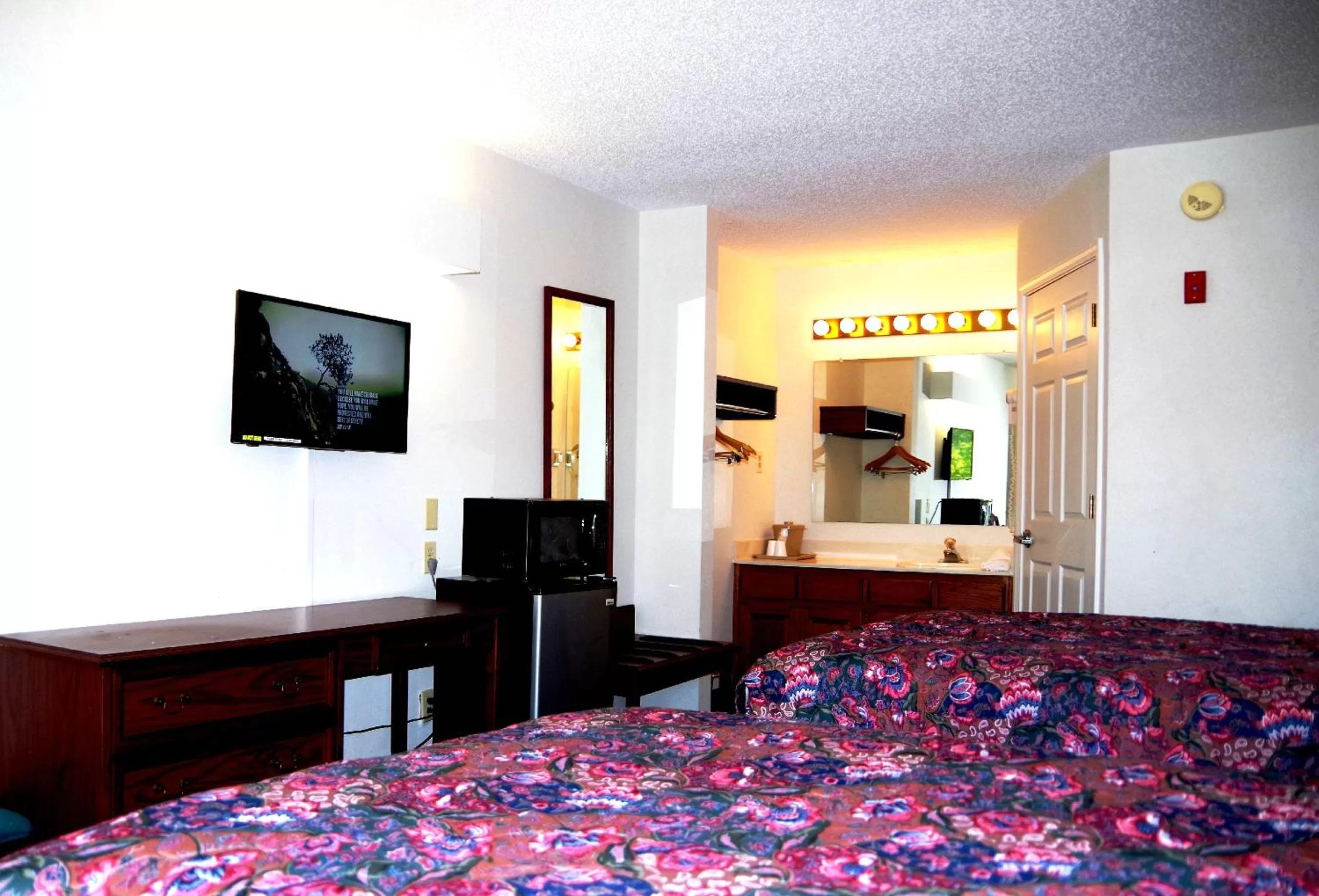 Bedroom, Bed in American Motel - Lenoir