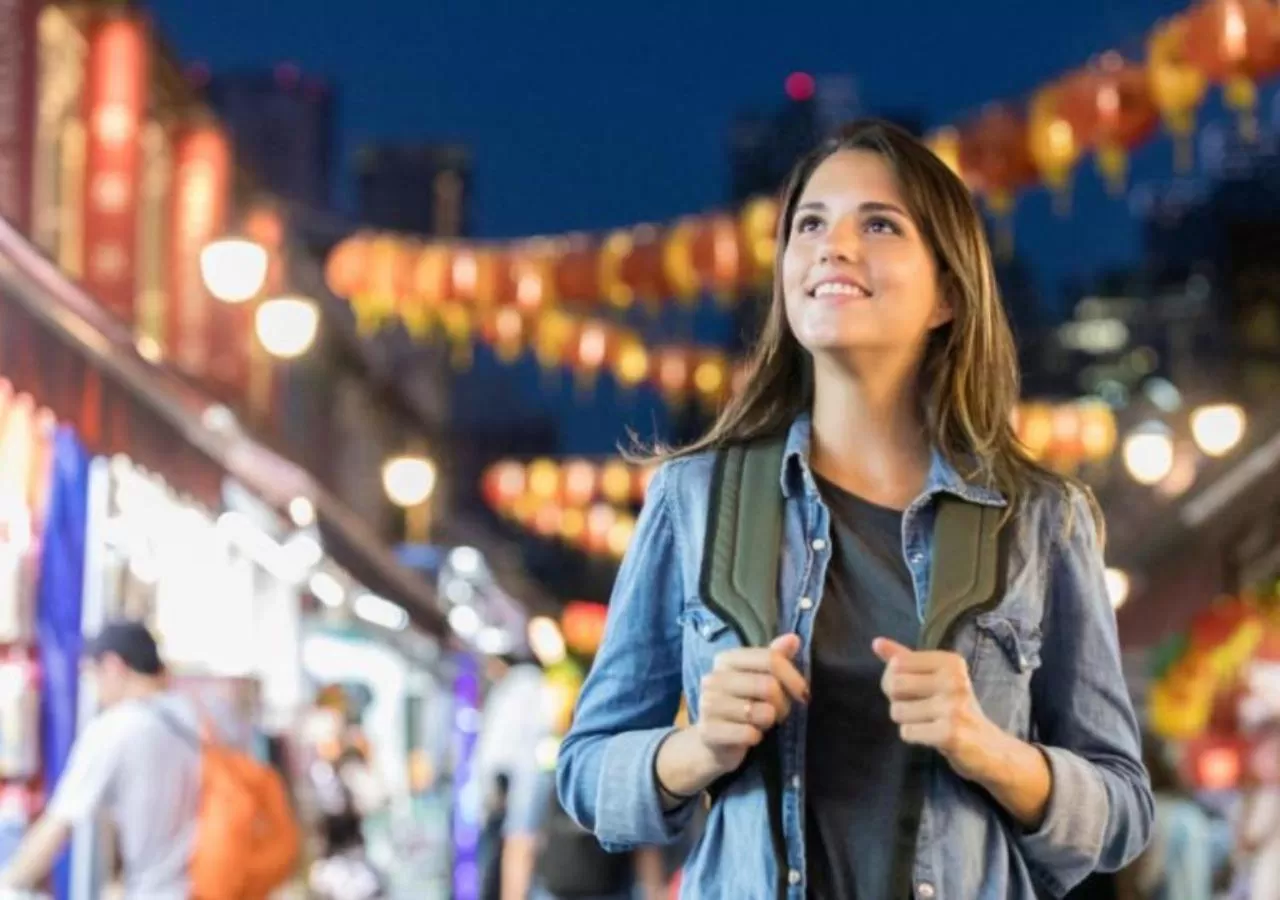 Entertainment in Holiday Inn Singapore Atrium by IHG