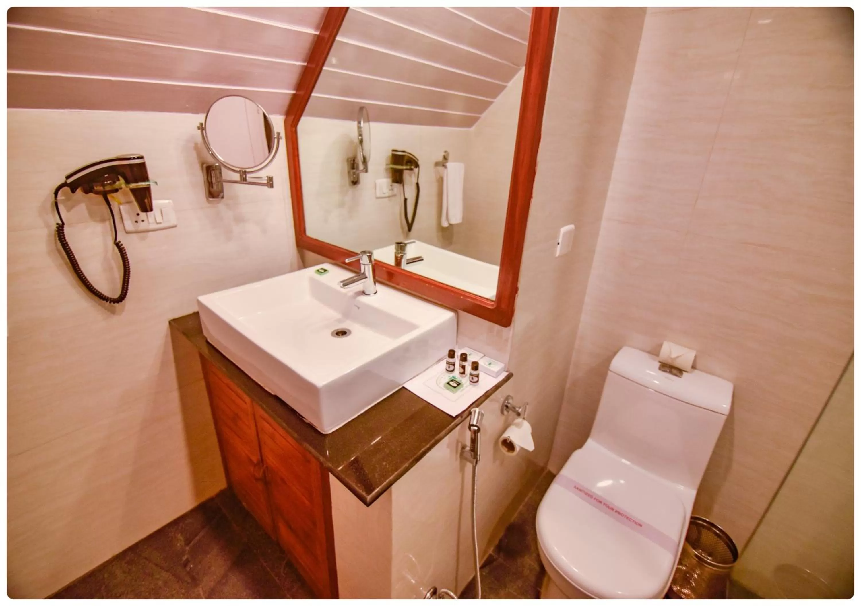 Toilet, Bathroom in Cedar Inn