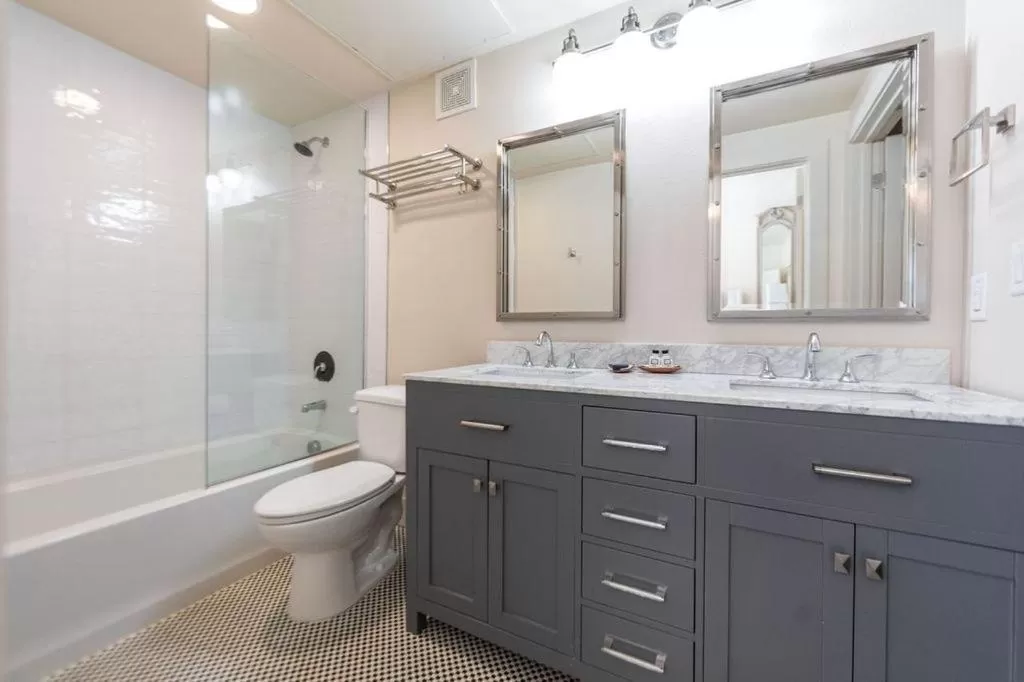 Bathroom in The Bishop Arts Hotel by Qresorts