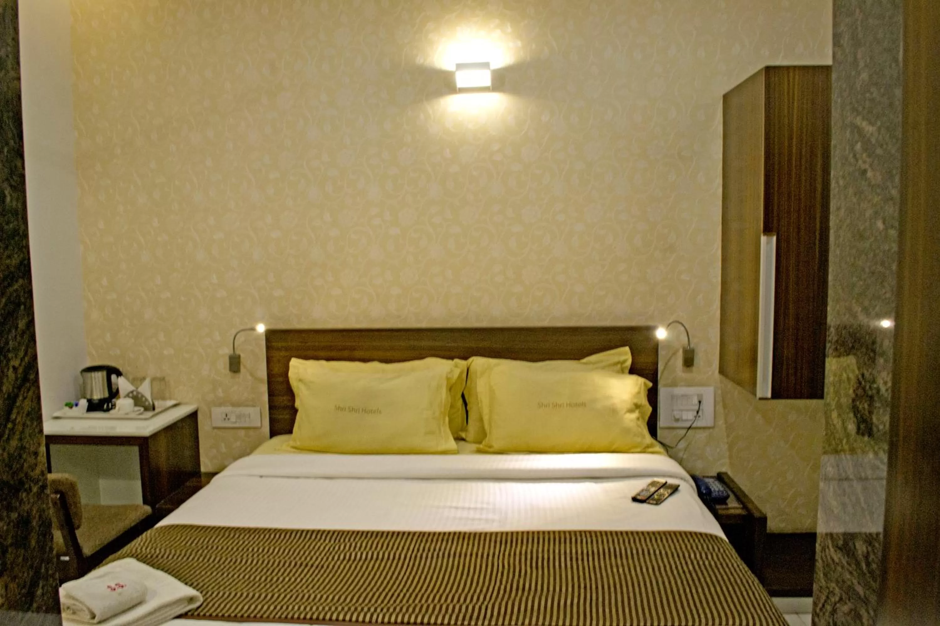 Bedroom, Bed in Hotel SRI SRI EXECUTIVE KOLHAPUR NEAR MAHALAXMI TEMPLE