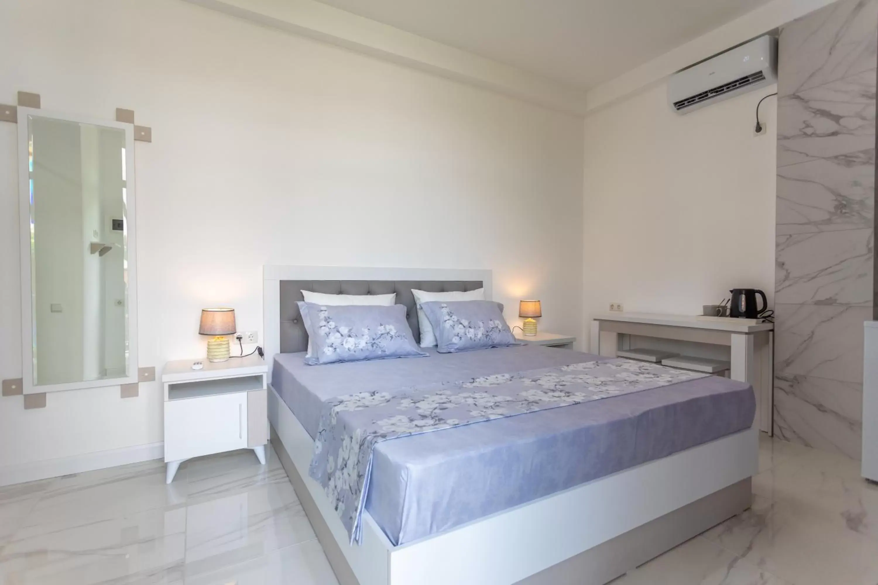 Deluxe Double Room with Balcony in Hotel Paradise Road Deluxe Double Room with Balcony in Hotel Paradise Road