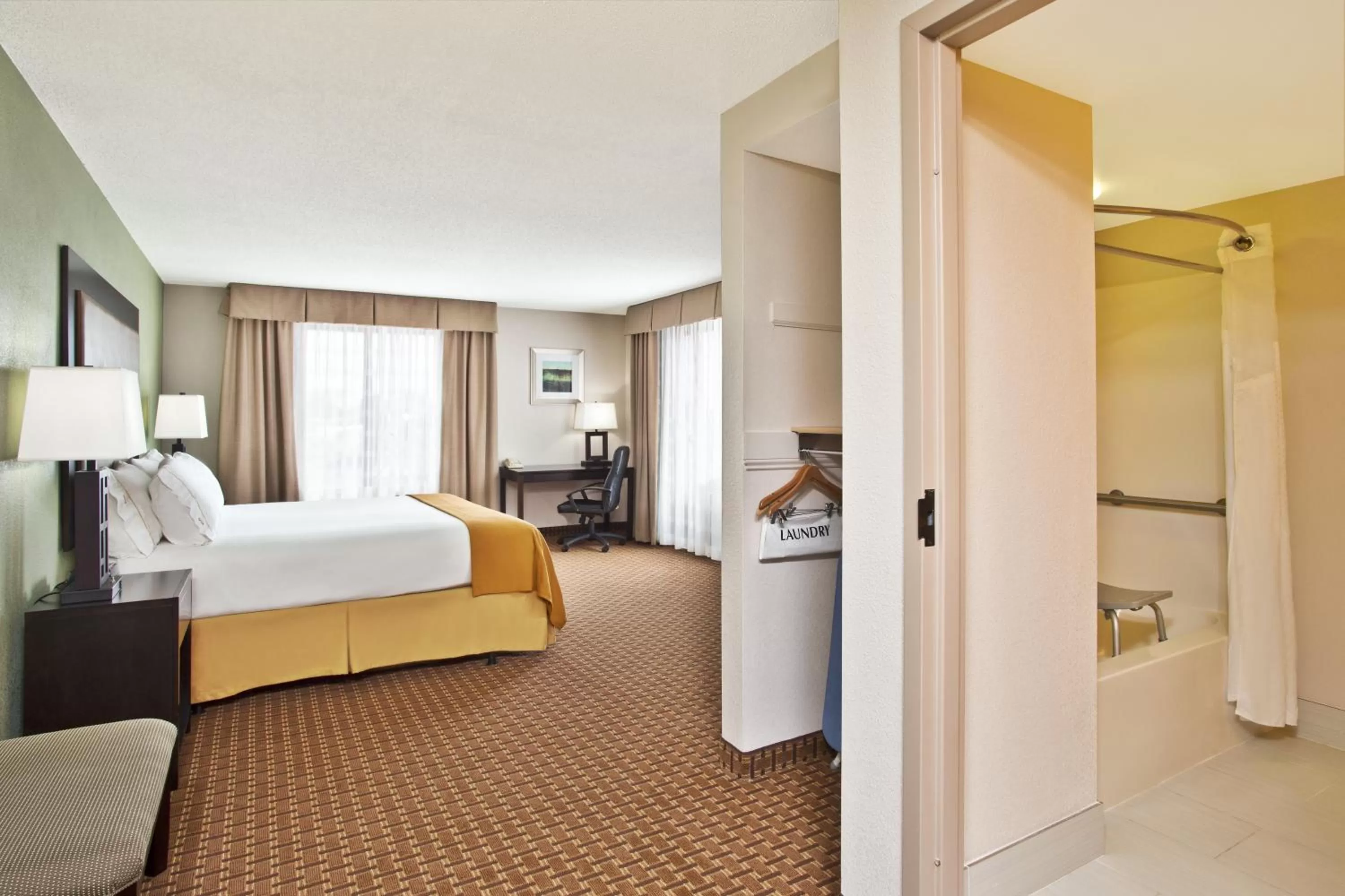 Photo of the whole room, Bed in Holiday Inn Express Hotel and Suites Harrington - Dover Area by IHG