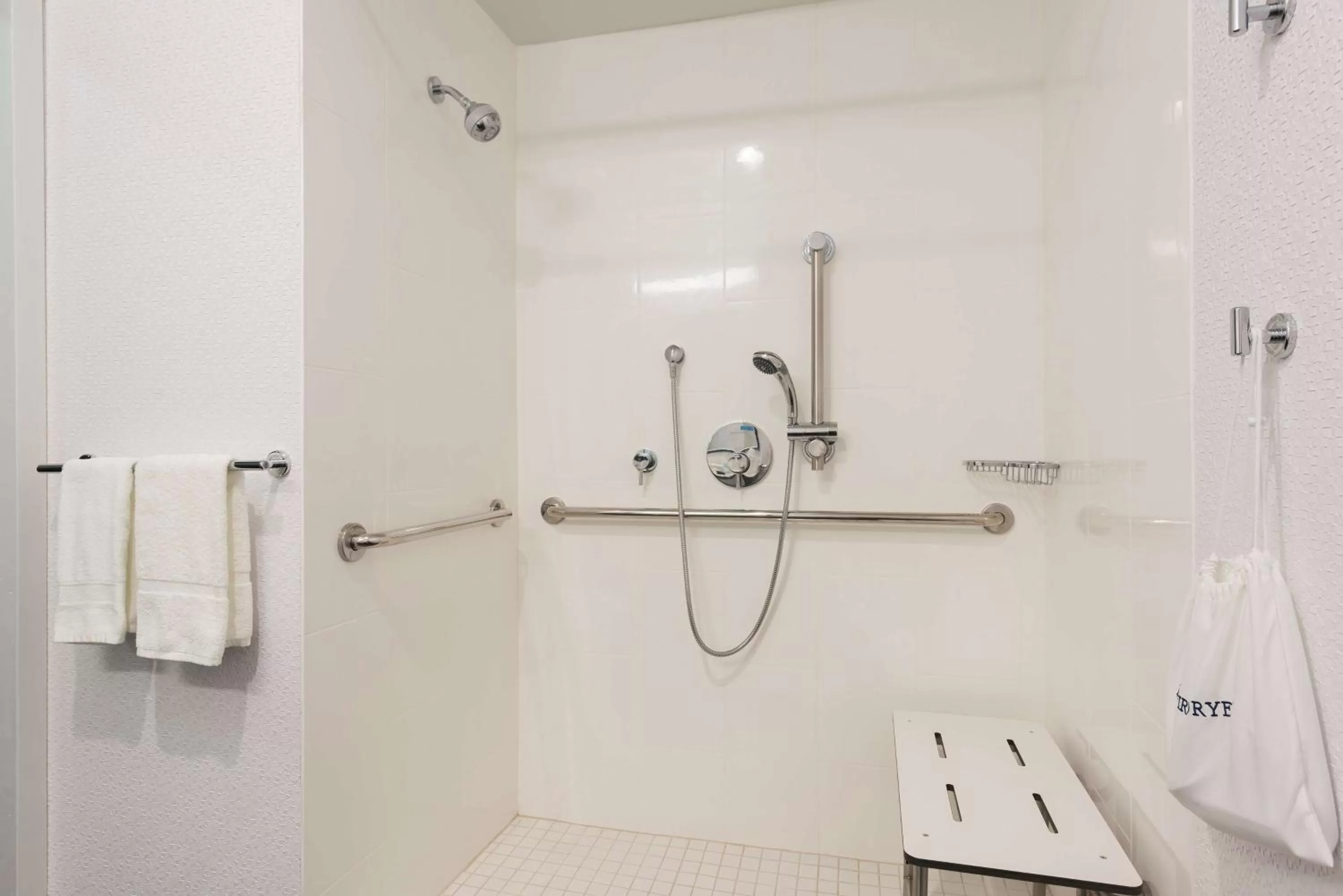 Bathroom in Hampton Inn Midland