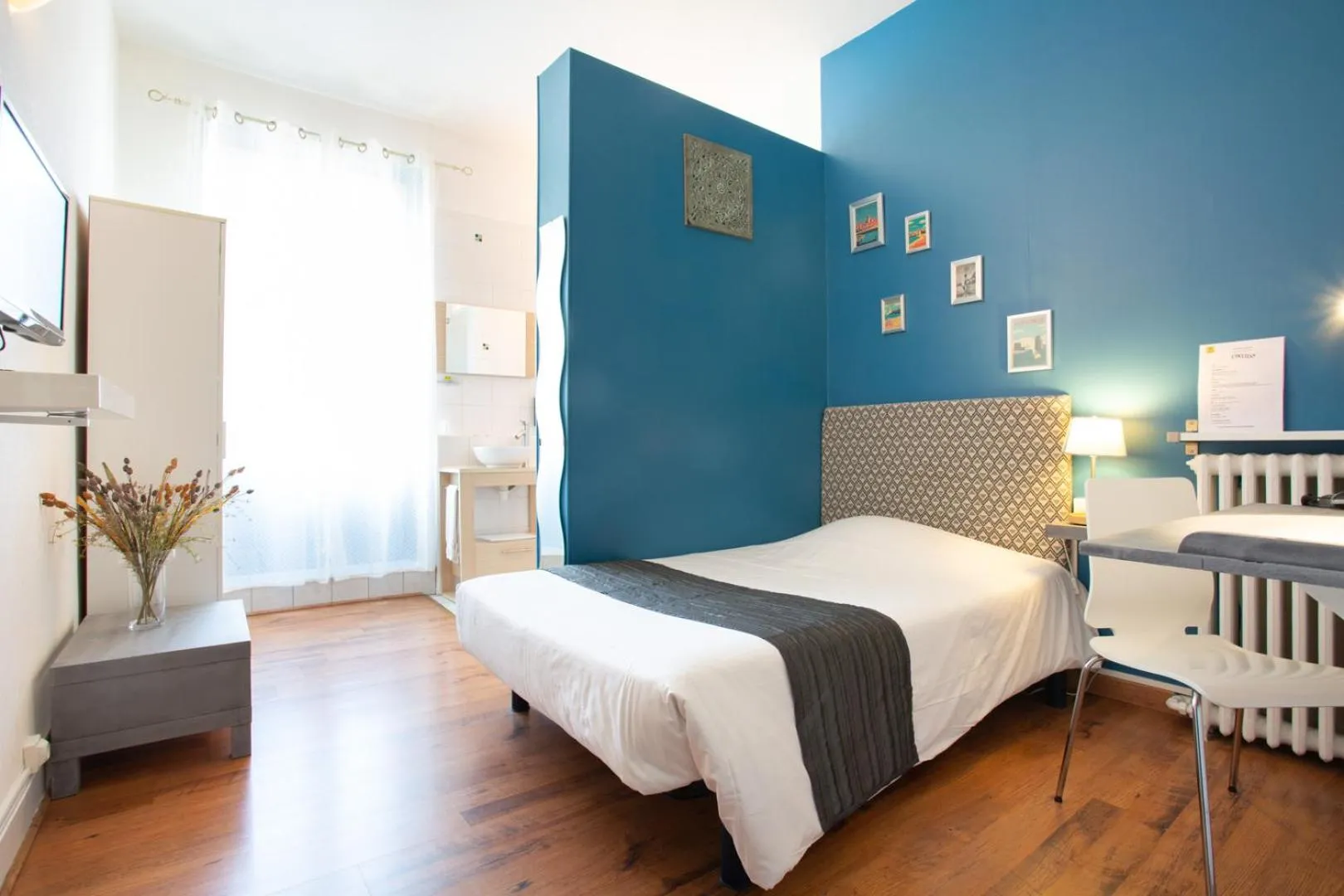 Photo of the whole room, Bed in Logis Hotel L'Occitan 2 étoiles