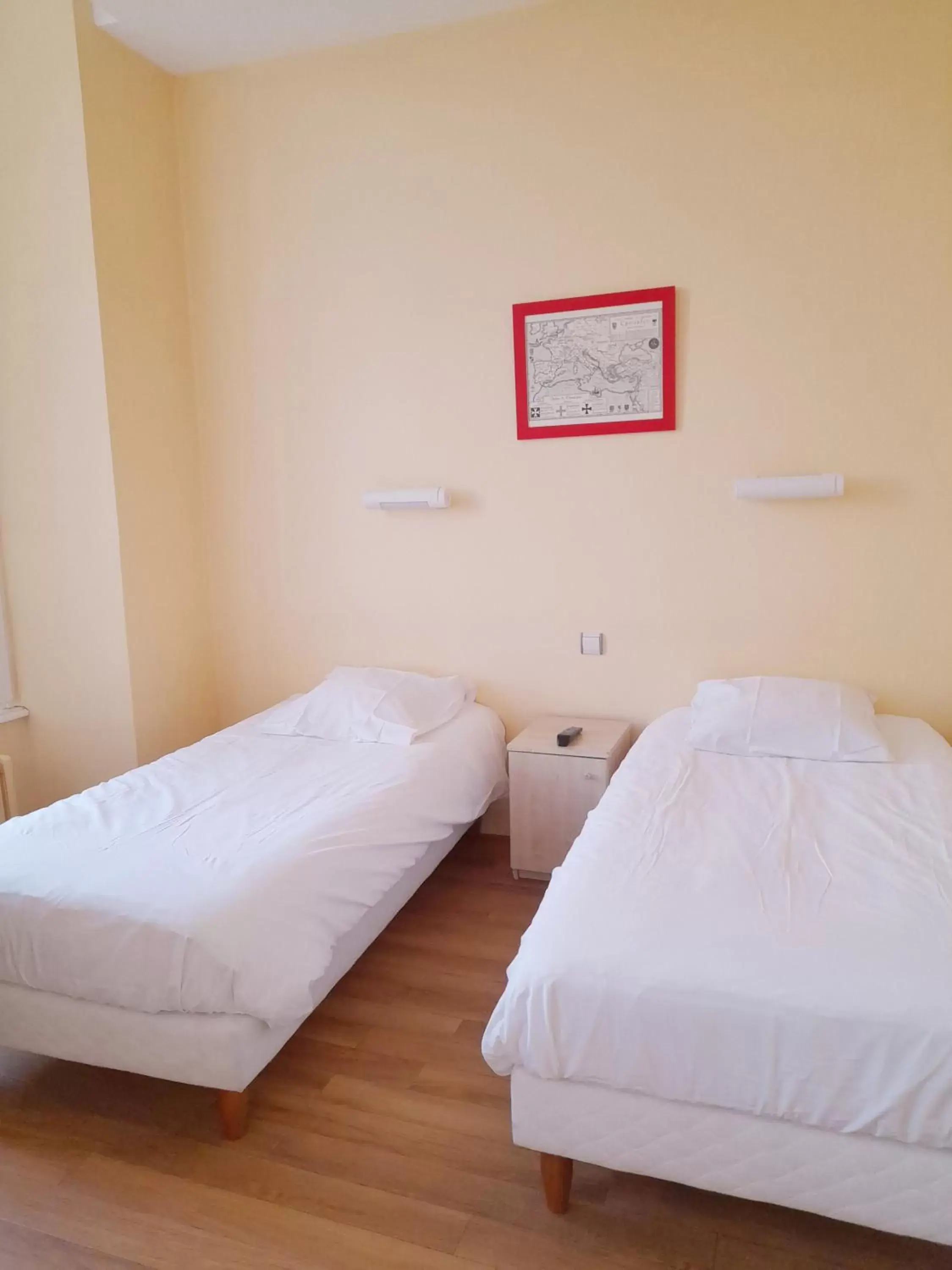 Twin Room without TV in Hôtellerie Saint Yves Twin Room without TV in Hôtellerie Saint Yves