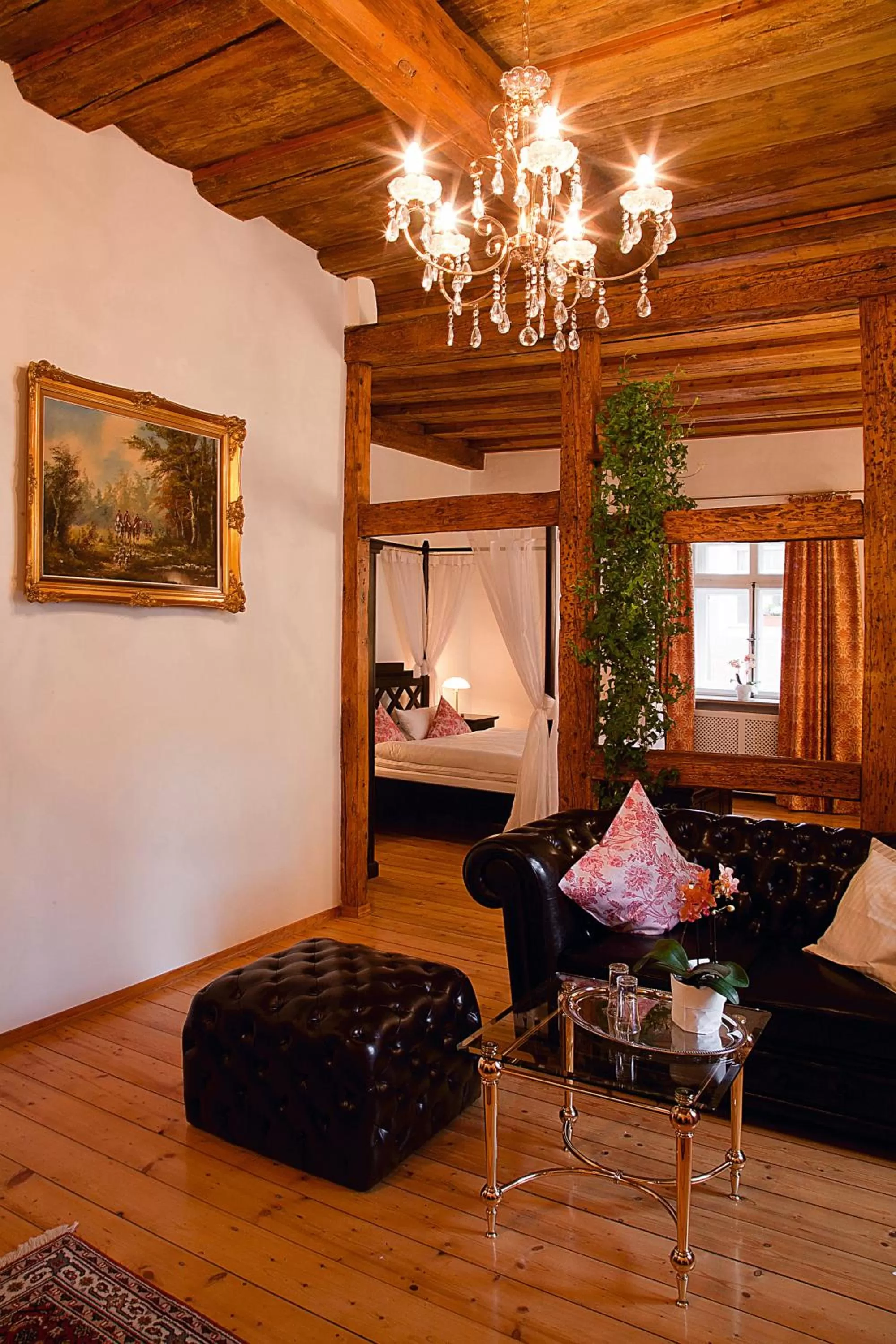 Living room, Bed in Restaurant Dicker Mann Hotel zum Blauen Krebs