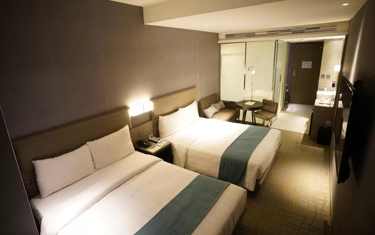 Photo of the whole room, Bed in Hotel Midtown Richardson