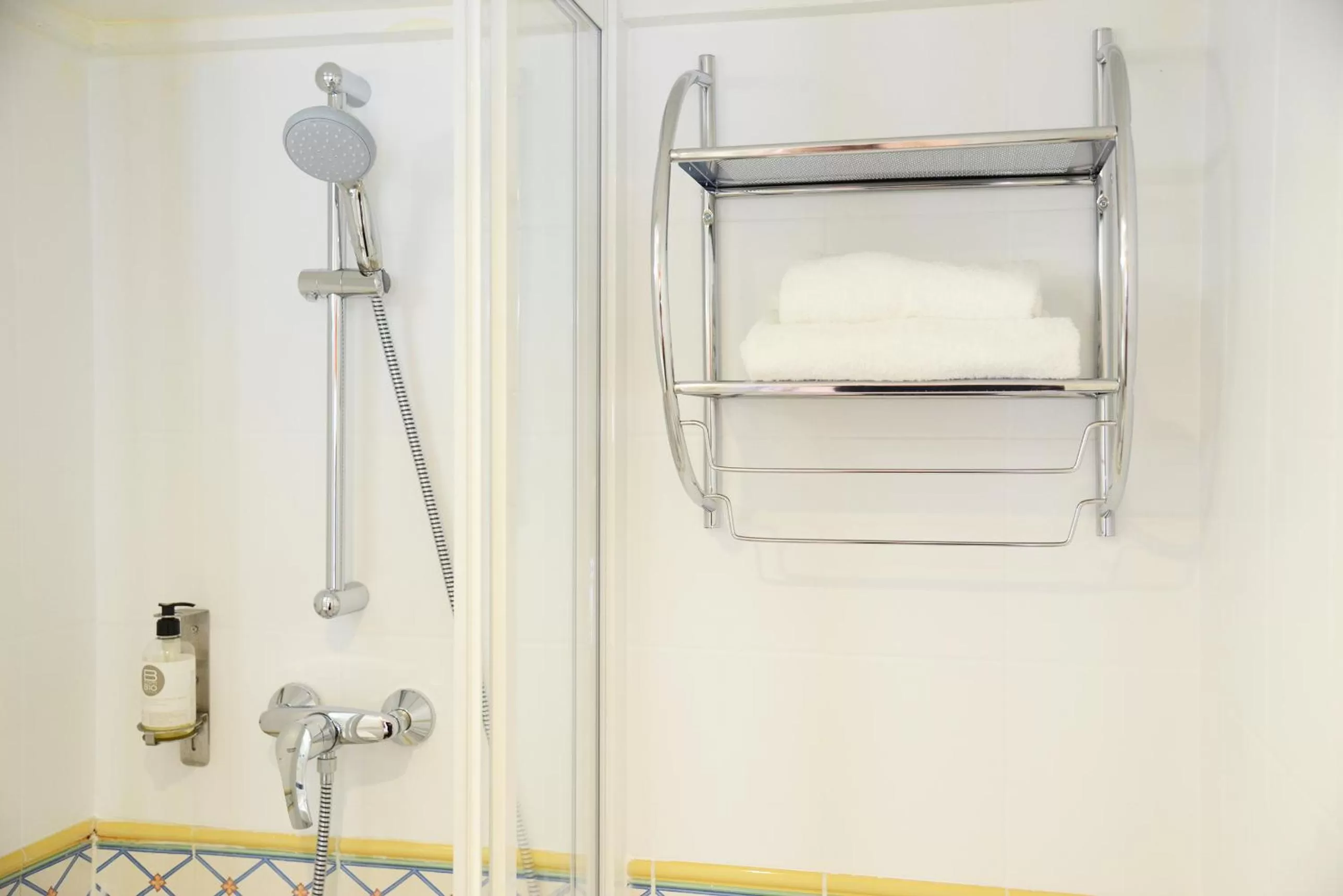 Shower in Hôtel Malar