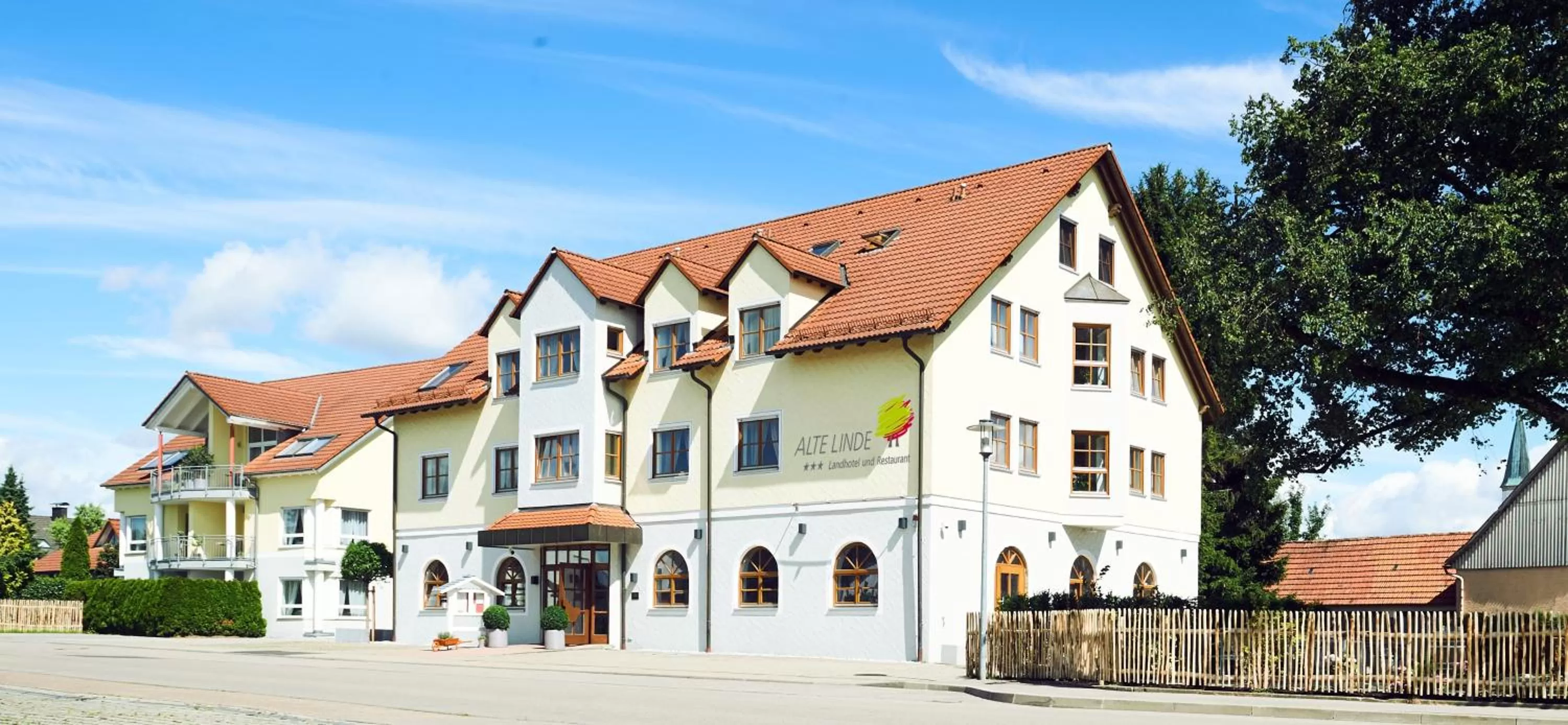 Facade/entrance, Property Building in Landhotel ALTE LINDE