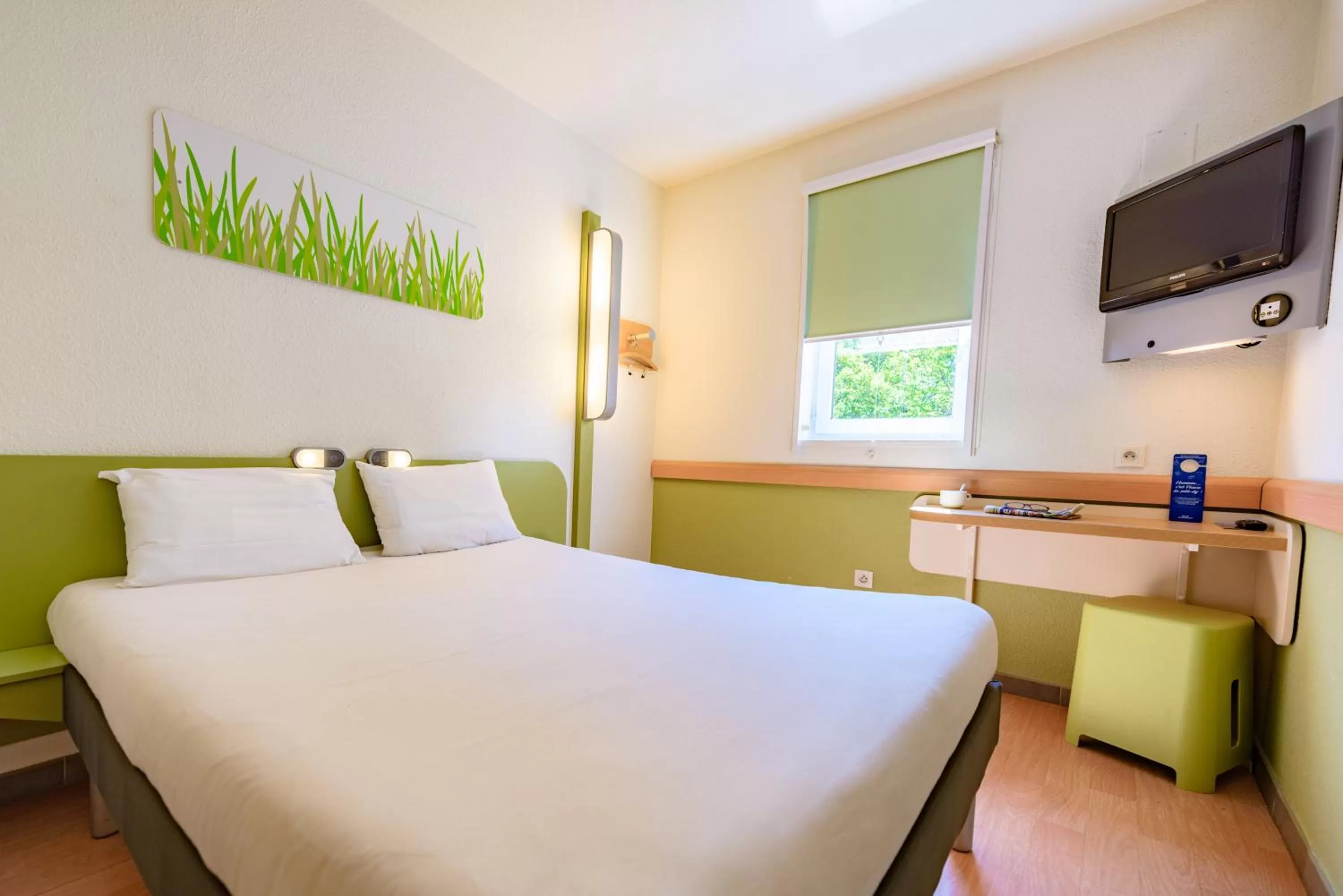 Photo of the whole room, Bed in Ibis Budget Avignon Nord