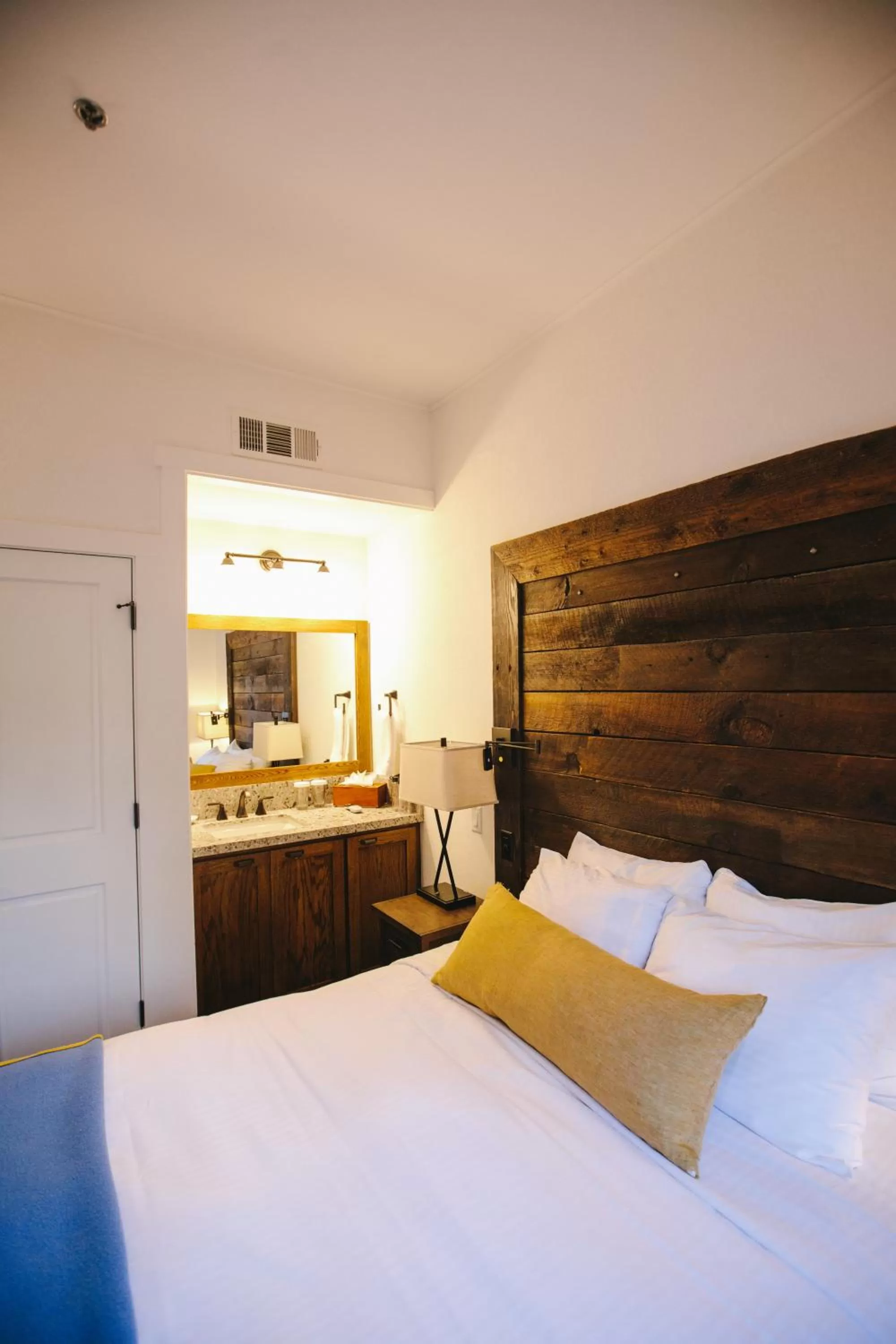 Bed in Sunnyside Resort and Lodge