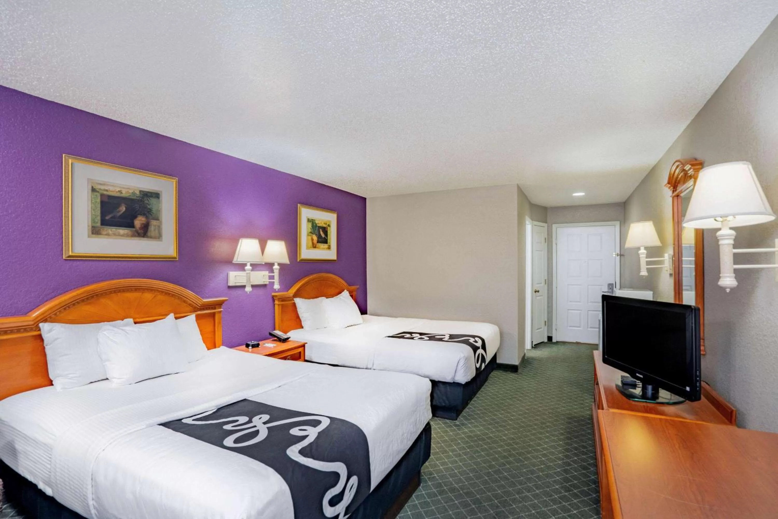 Photo of the whole room, Bed in La Quinta Inn by Wyndham El Dorado