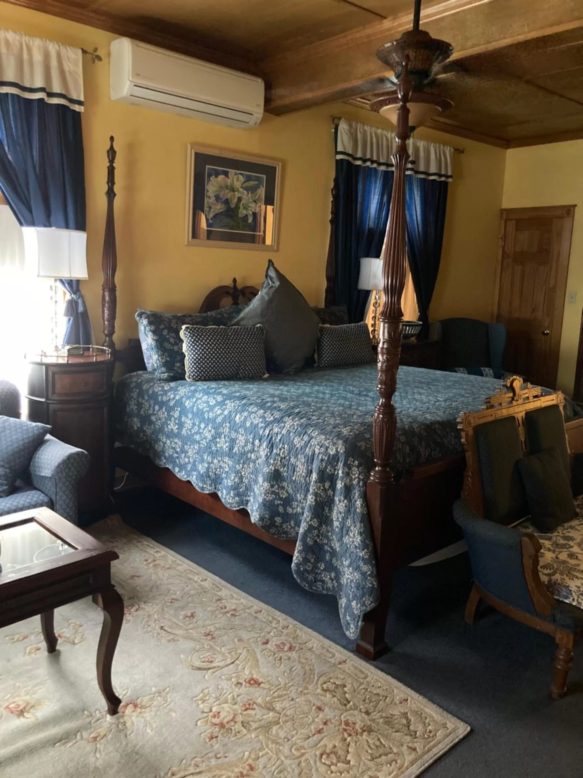 Bed in All Seasons Inn