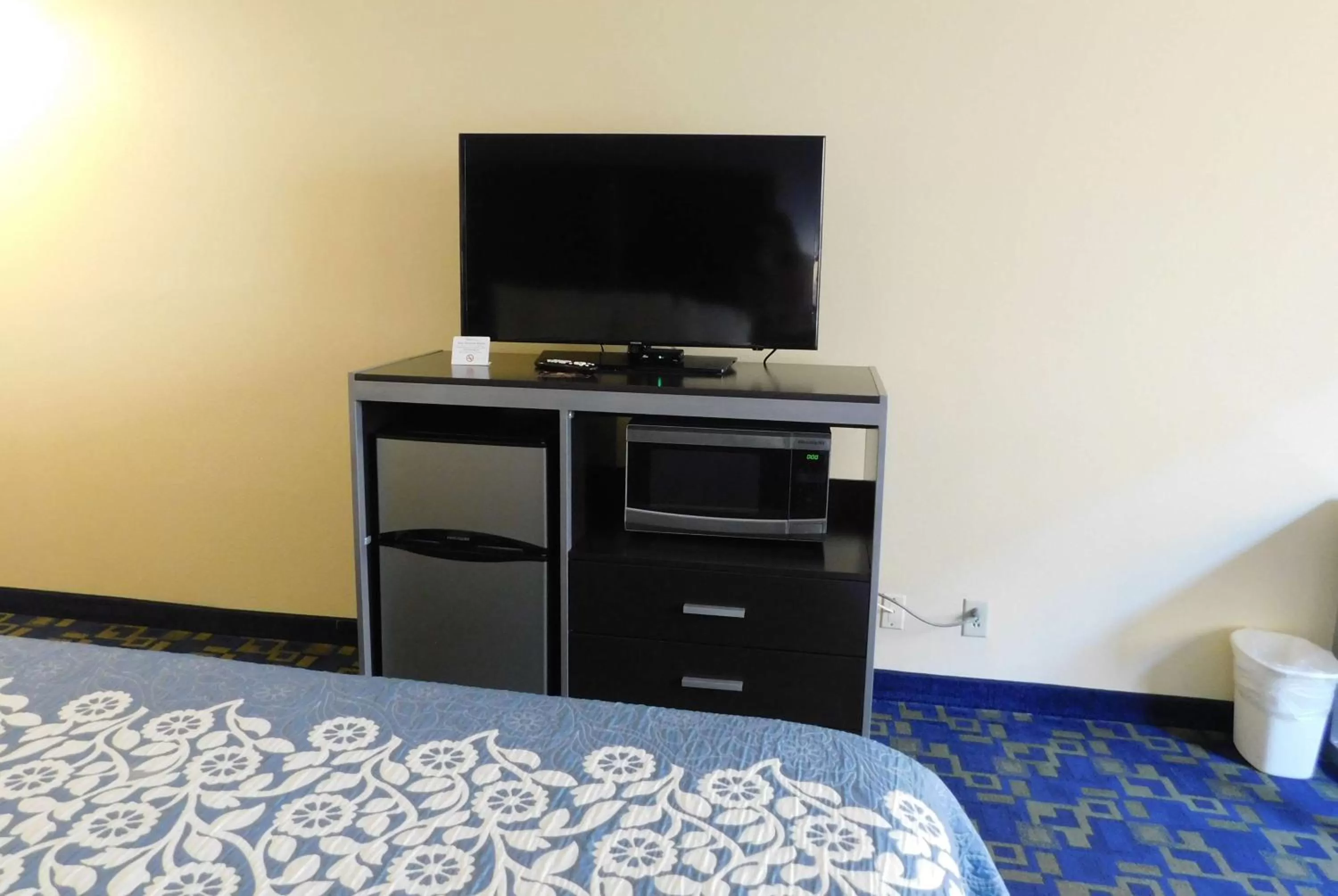 Photo of the whole room, Bed in Days Inn & Suites by Wyndham Pocahontas